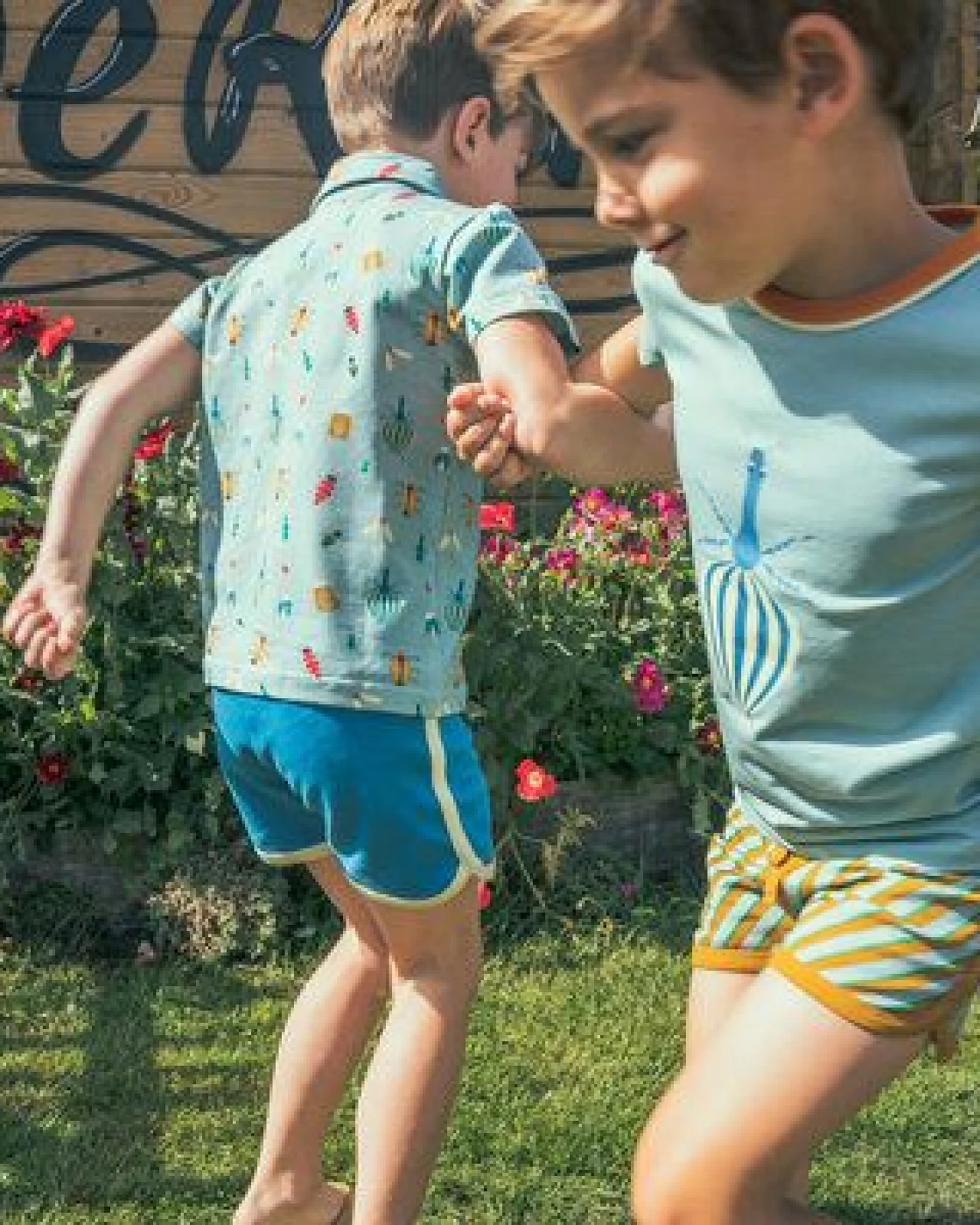 Baba Kidswear Kurzarm Polo-Shirt mit Insektenmotiv – Ansicht 3