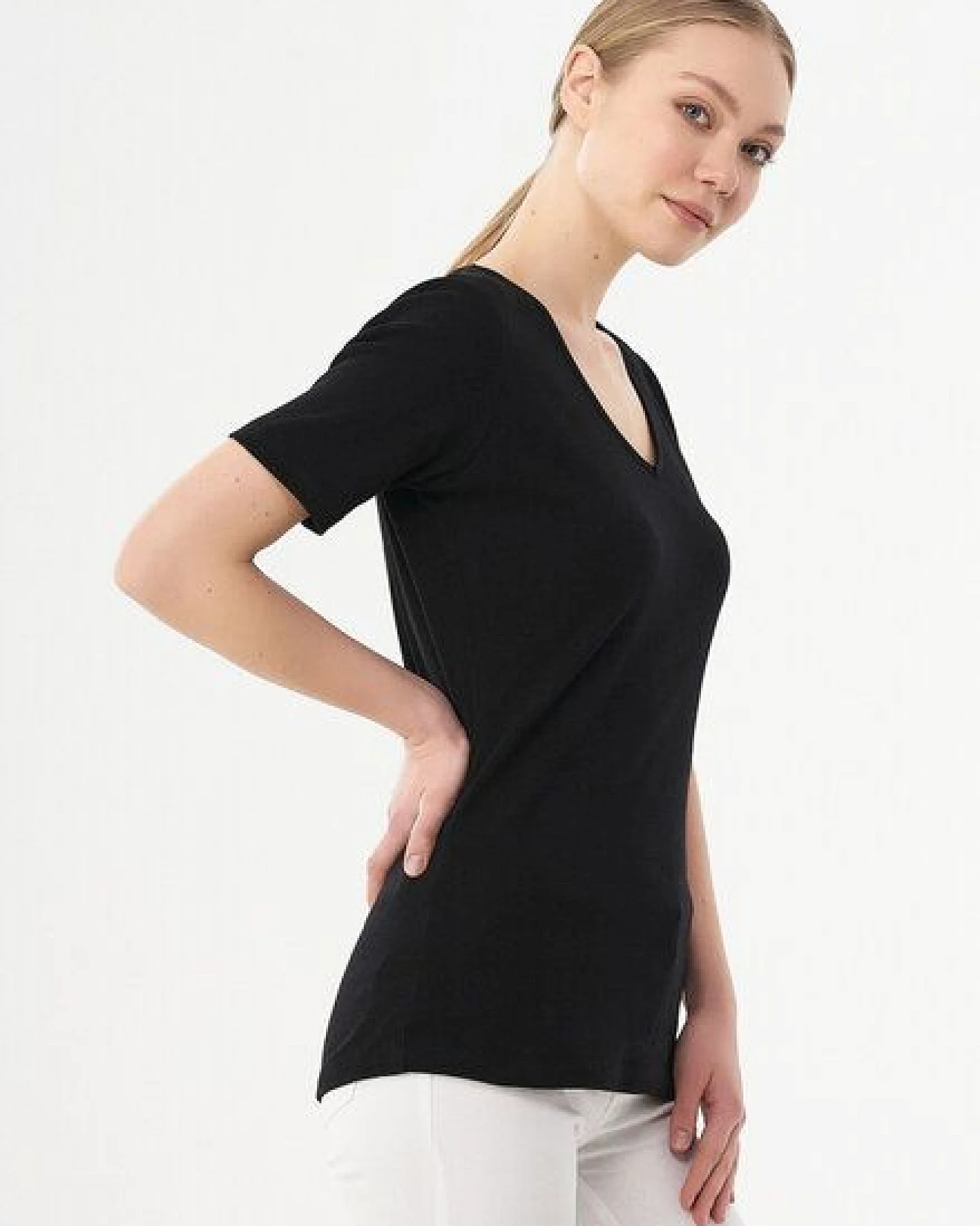 ORGANICATION Geripptes T-Shirt aus Bio-Baumwolle mit V-Ausschnitt – Ansicht 3