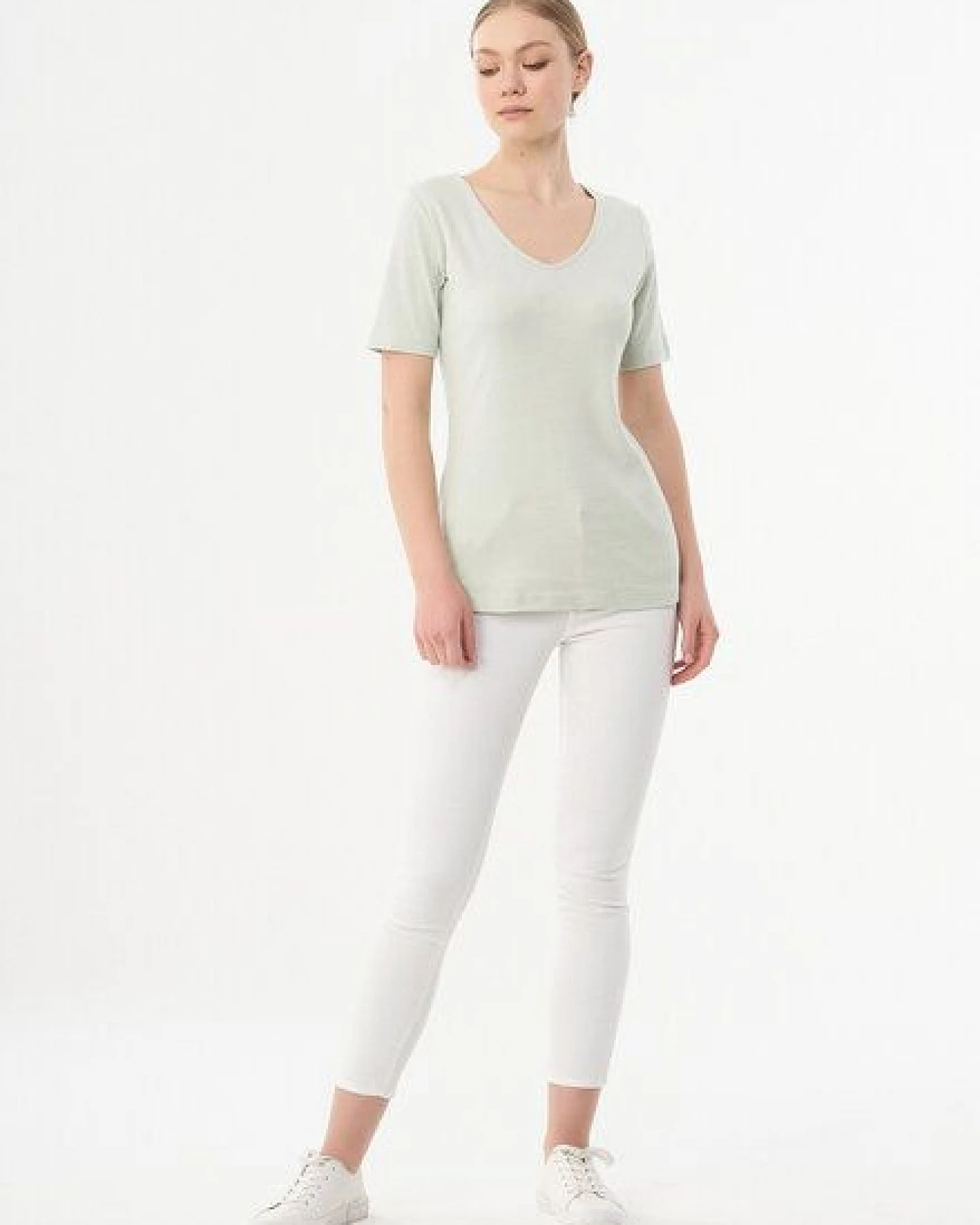 ORGANICATION Geripptes T-Shirt aus Bio-Baumwolle mit V-Ausschnitt – Ansicht 2
