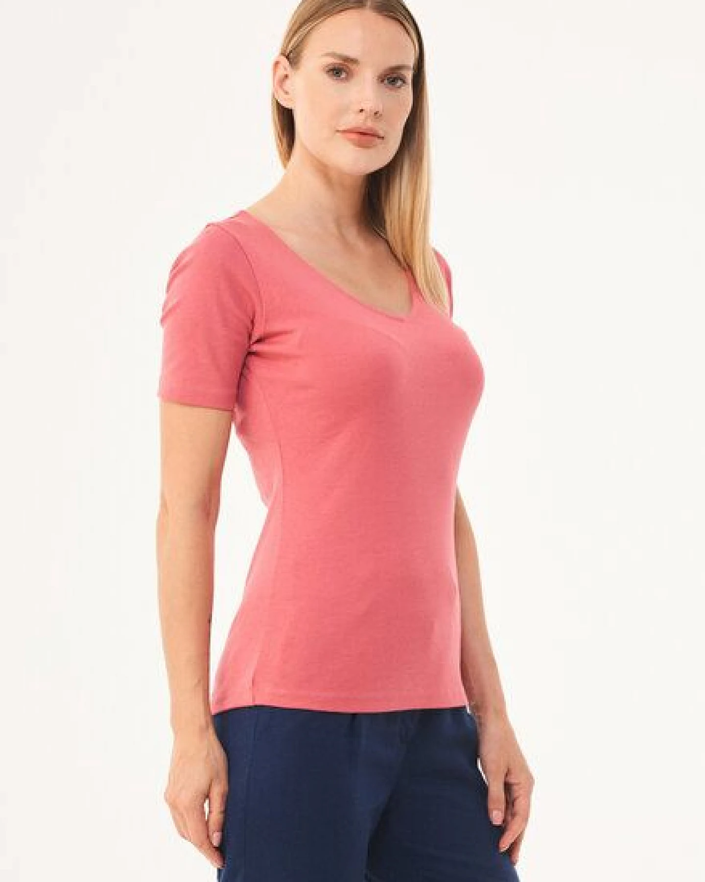 ORGANICATION Geripptes T-Shirt aus Bio-Baumwolle mit V-Ausschnitt – Ansicht 3