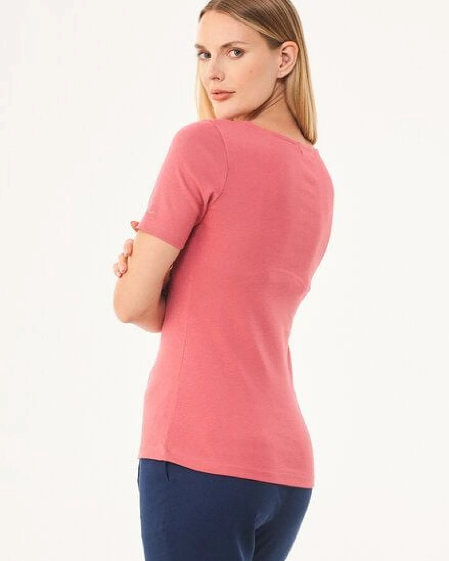 ORGANICATION Geripptes T-Shirt aus Bio-Baumwolle mit V-Ausschnitt – Ansicht 4