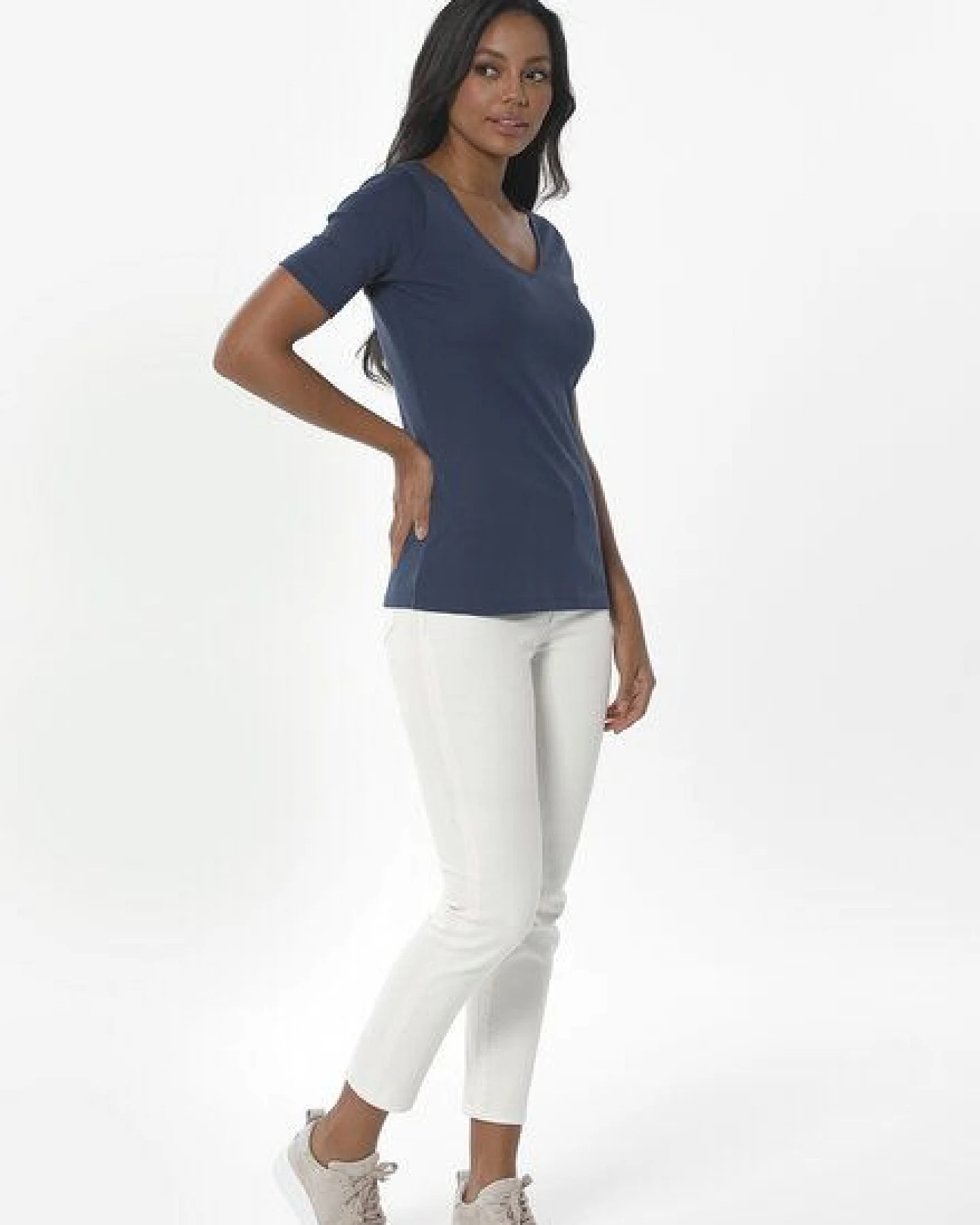 ORGANICATION Geripptes T-Shirt aus Bio-Baumwolle mit V-Ausschnitt – Ansicht 2