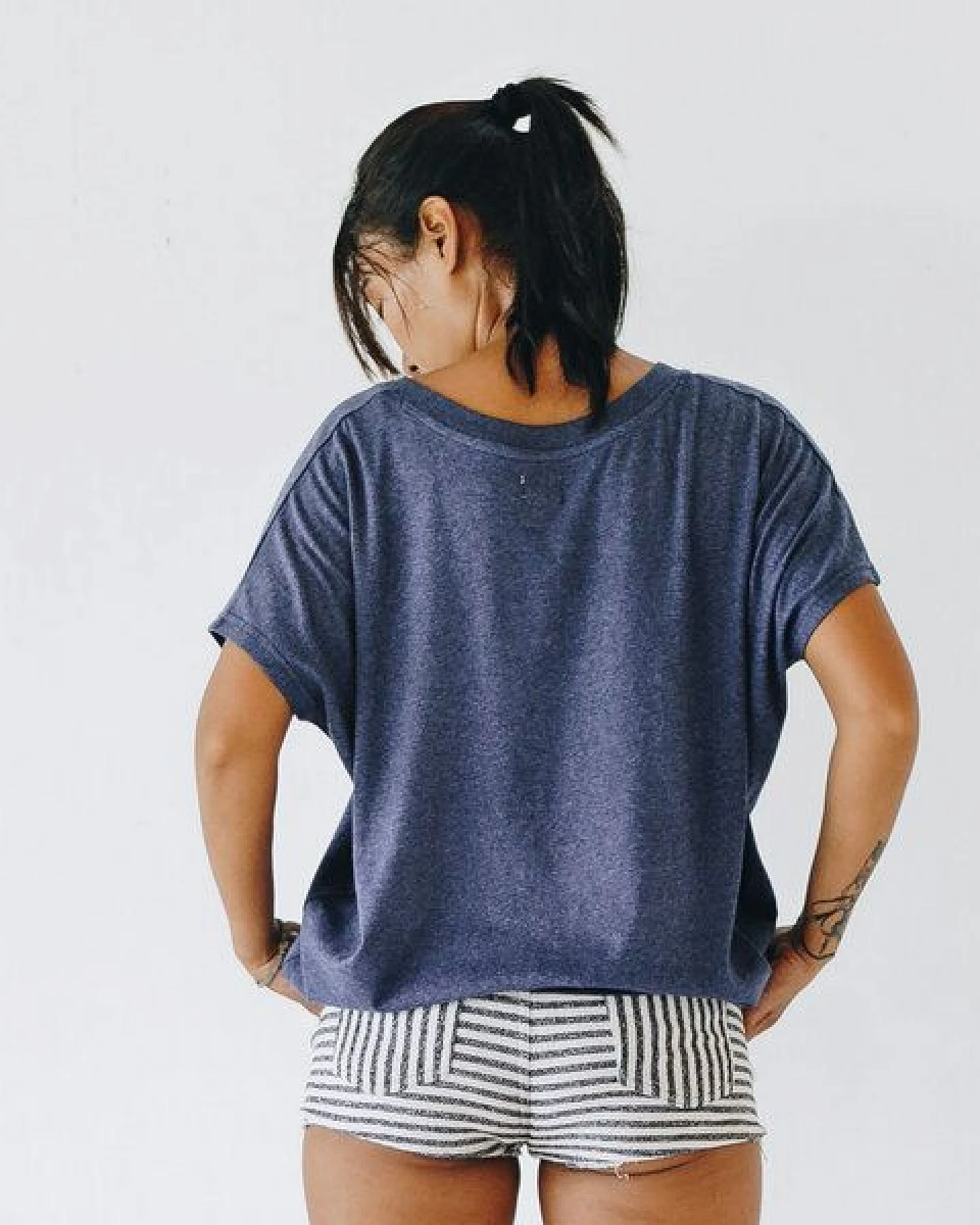 The Driftwood Tales T-Shirt mit Schmetterlingsärmeln aus Bio-Baumwolle/Upcycling-Stoff – Ansicht 2
