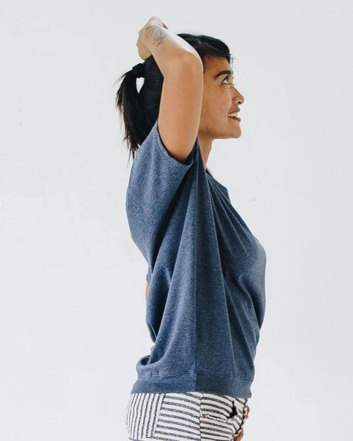 The Driftwood Tales T-Shirt mit Schmetterlingsärmeln aus Bio-Baumwolle/Upcycling-Stoff – Ansicht 4