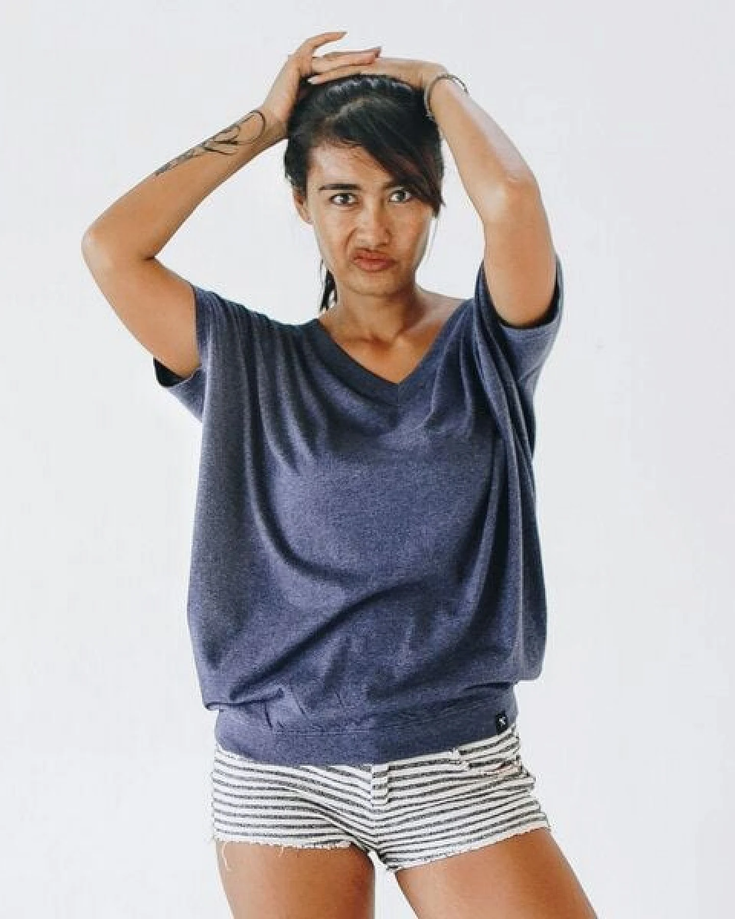 The Driftwood Tales T-Shirt mit Schmetterlingsärmeln aus Bio-Baumwolle/Upcycling-Stoff – Ansicht 4