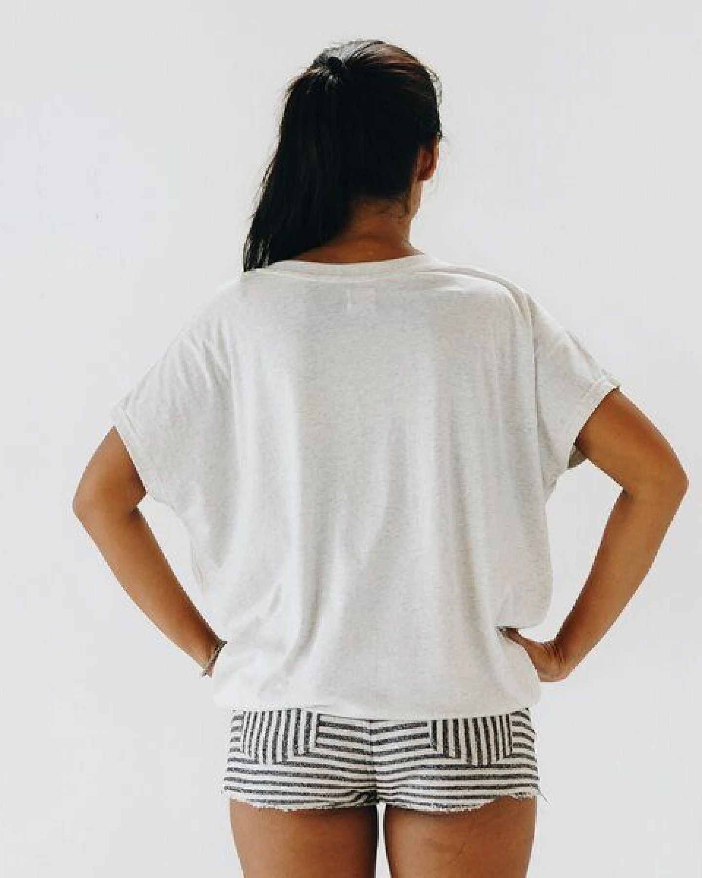 The Driftwood Tales T-Shirt mit Schmetterlingsärmeln aus Bio-Baumwolle/Upcycling-Stoff – Ansicht 2