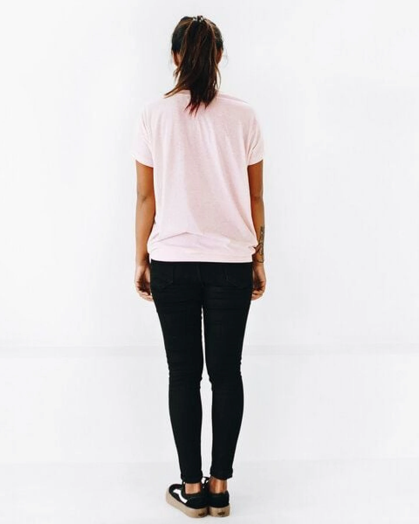 The Driftwood Tales T-Shirt mit Schmetterlingsärmeln aus Bio-Baumwolle/Upcycling-Stoff – Ansicht 4