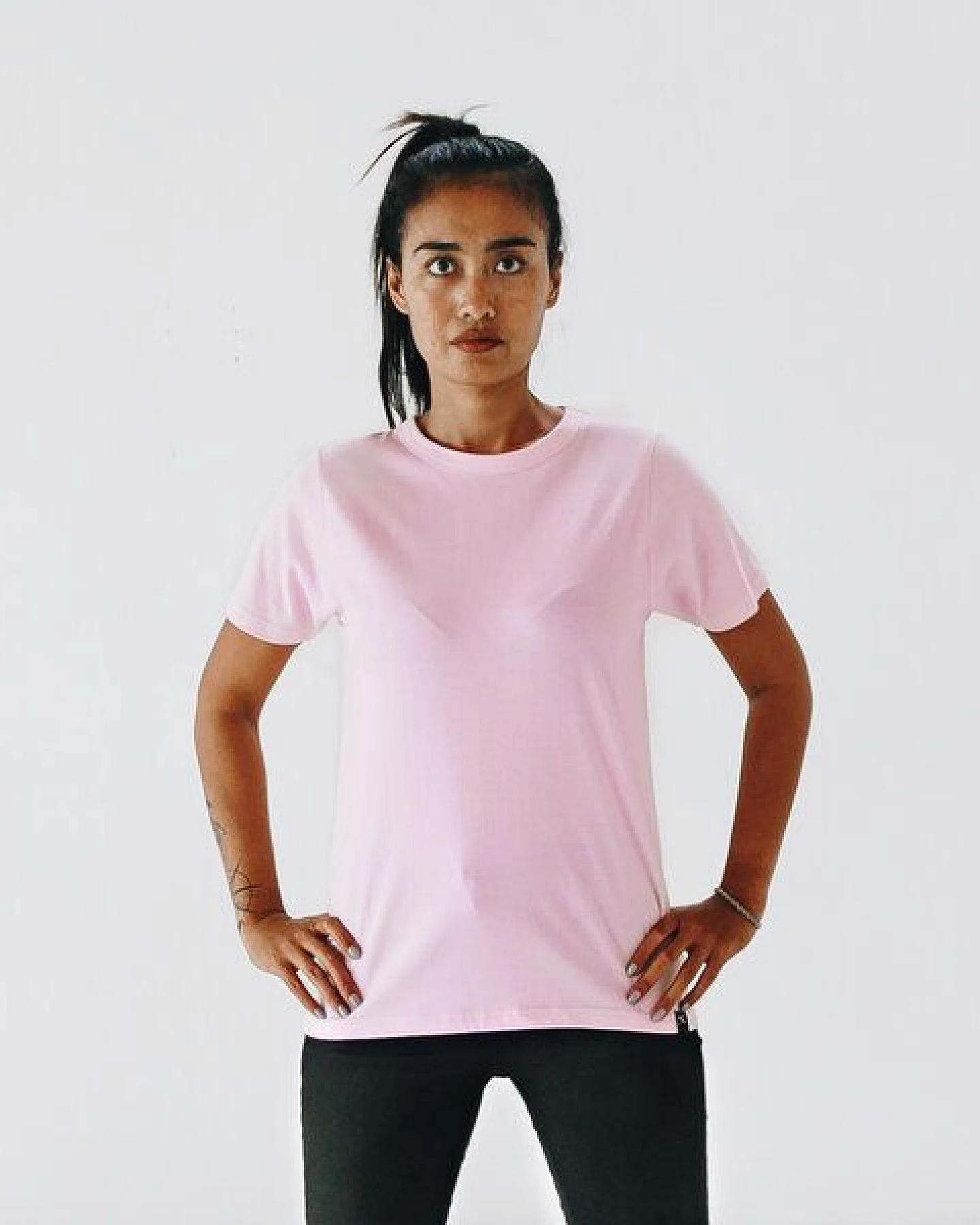 The Driftwood Tales Basic Unisex T-Shirt (Bio-Baumwolle) in Pink/Weiß/Schwarz/Marineblau – Ansicht 2