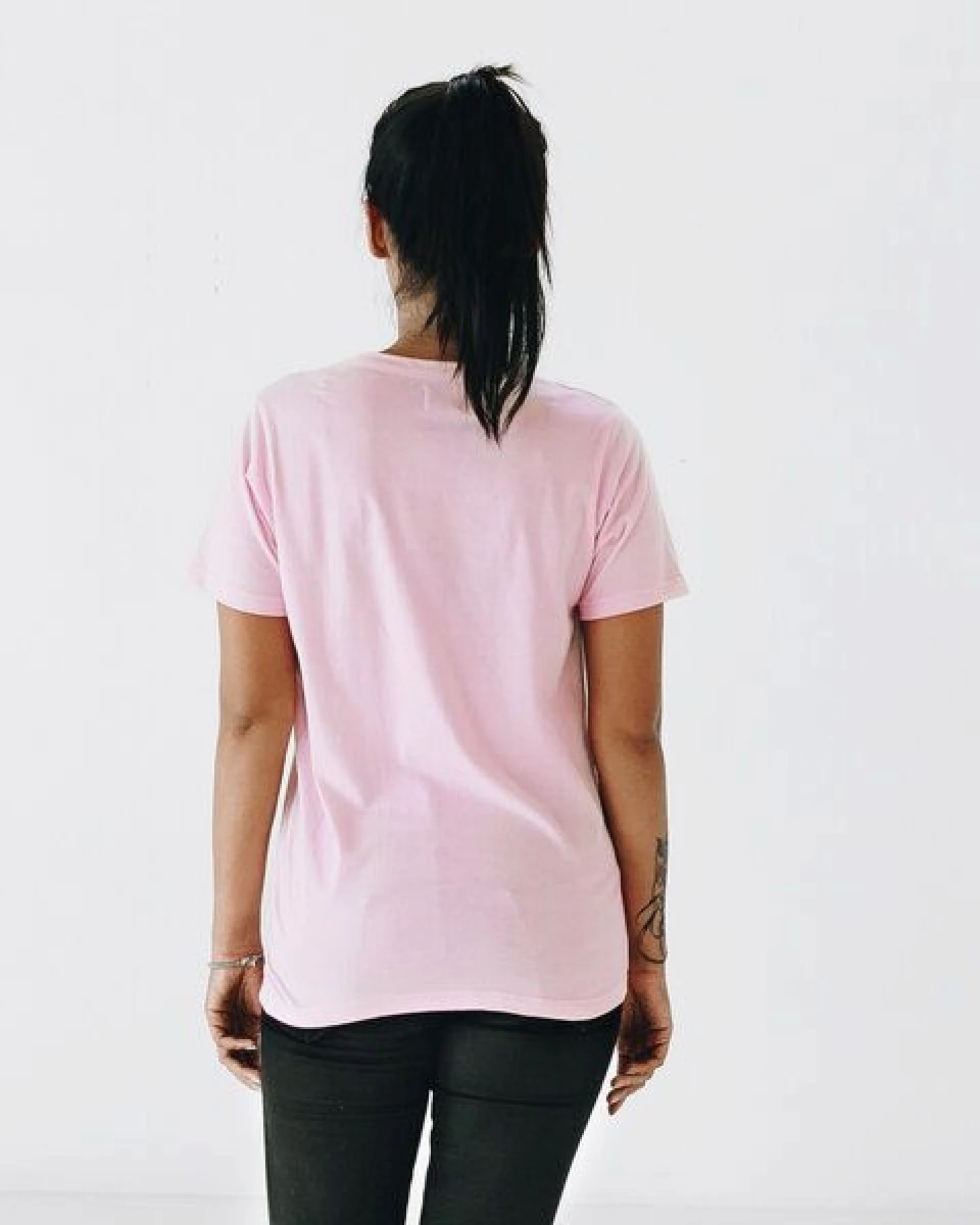 The Driftwood Tales Basic Unisex T-Shirt (Bio-Baumwolle) in Pink/Weiß/Schwarz/Marineblau – Ansicht 4