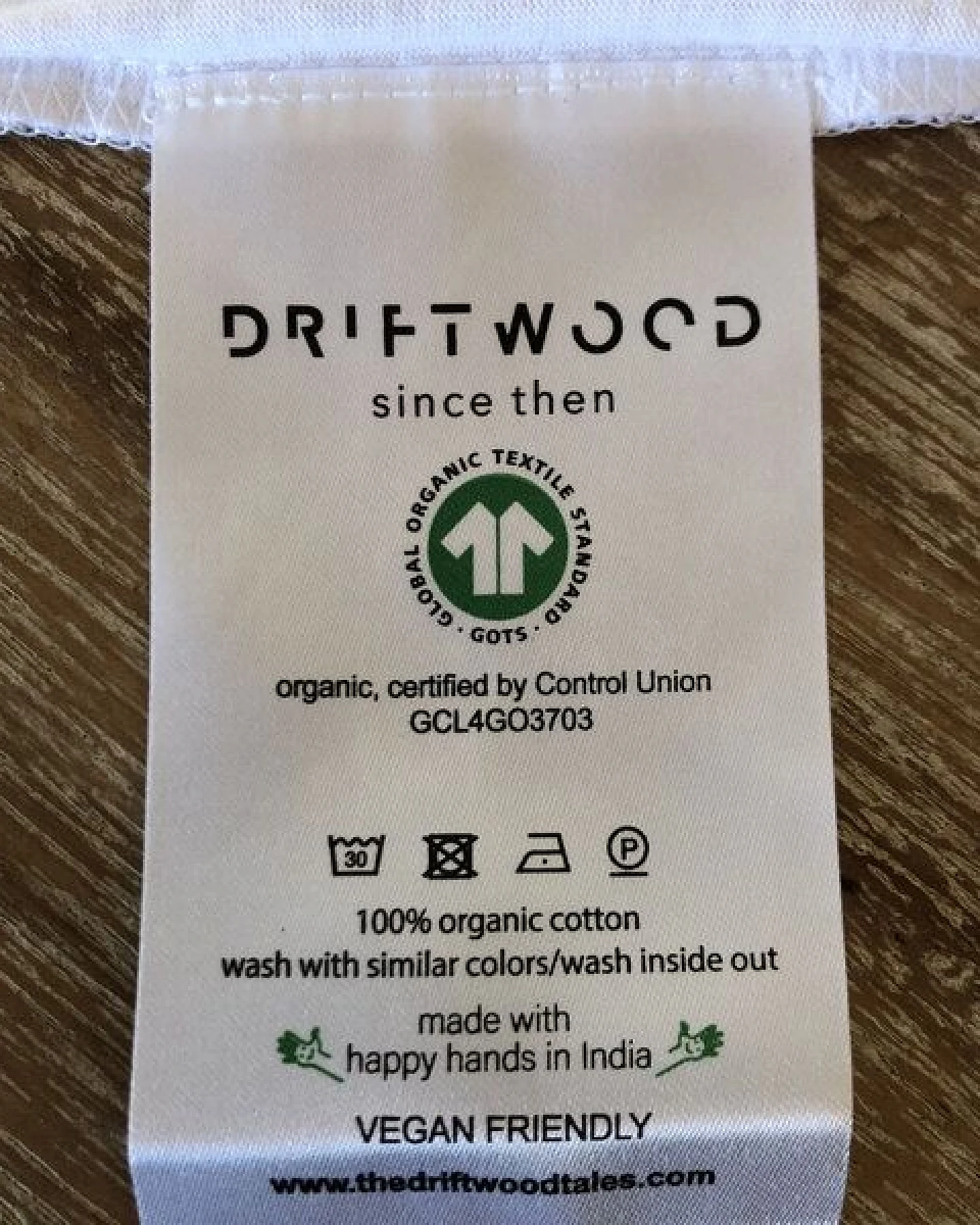 The Driftwood Tales Basic Unisex T-Shirt (Bio-Baumwolle) in Pink/Weiß/Schwarz/Marineblau – Ansicht 4