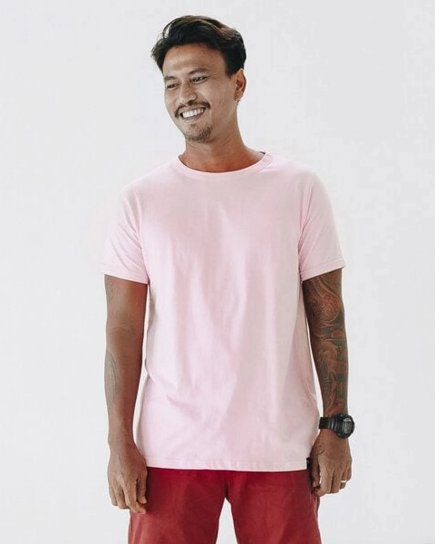 The Driftwood Tales Basic Unisex T-Shirt (Bio-Baumwolle) in Pink/Weiß/Schwarz/Marineblau – Ansicht 3
