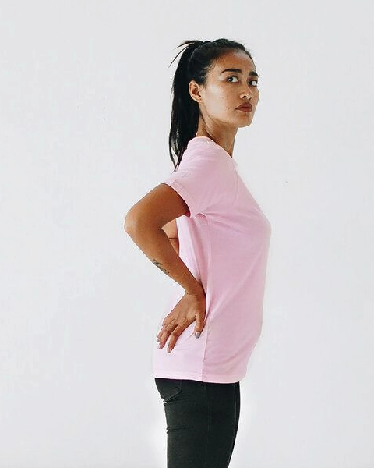 The Driftwood Tales Basic Unisex T-Shirt (Bio-Baumwolle) in Pink/Weiß/Schwarz/Marineblau – Ansicht 4