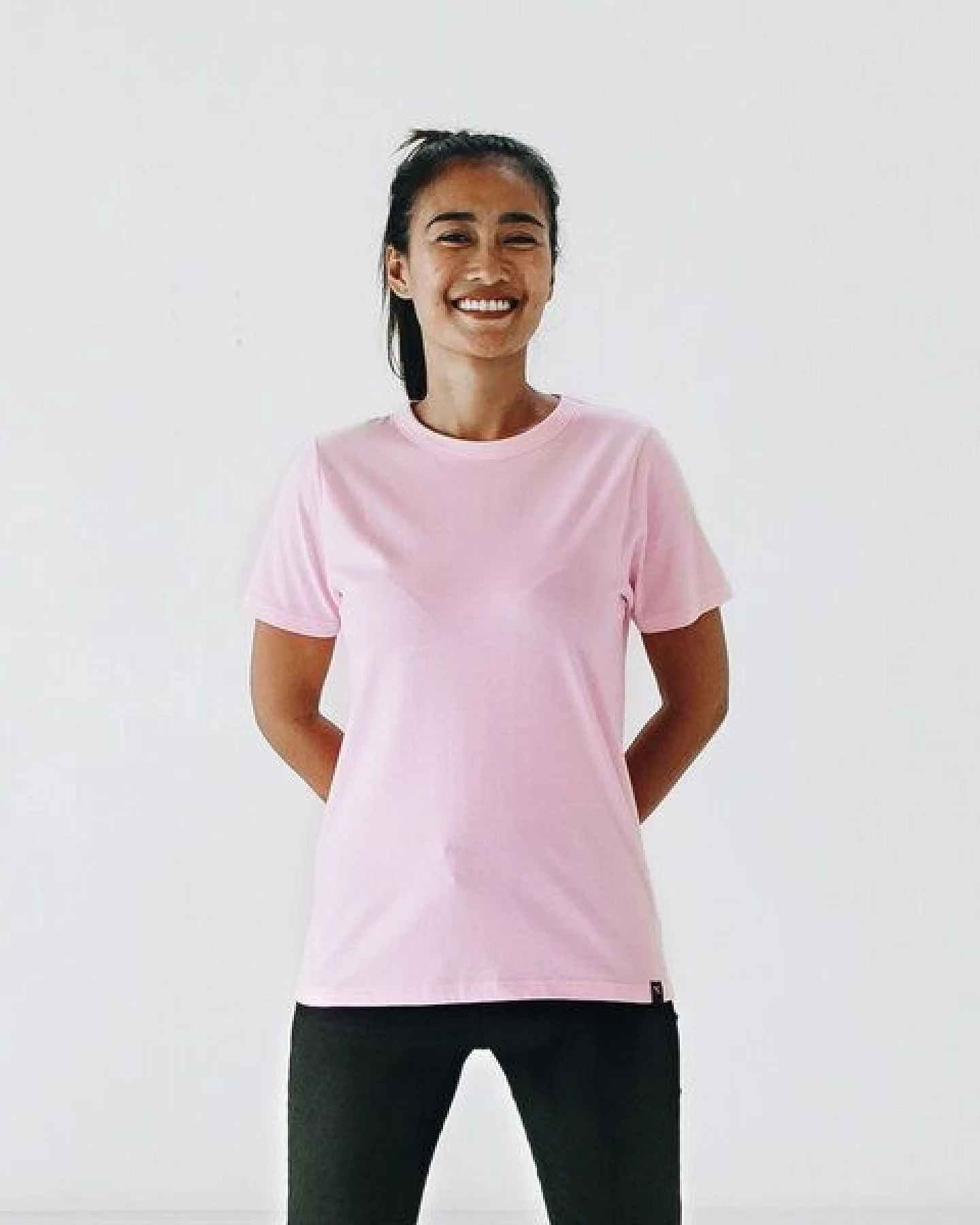 The Driftwood Tales Basic Unisex T-Shirt (Bio-Baumwolle) in Pink/Weiß/Schwarz/Marineblau – Ansicht 2