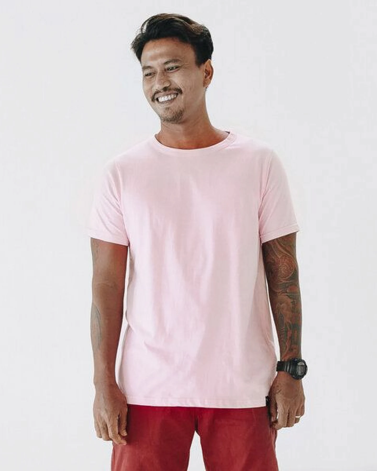 The Driftwood Tales Basic Unisex T-Shirt (Bio-Baumwolle) in Pink/Weiß/Schwarz/Marineblau – Ansicht 3