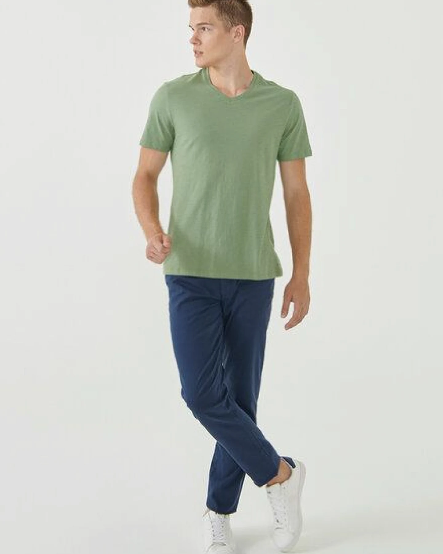 ORGANICATION Basic T-Shirt aus Bio-Baumwolle mit V-Ausschnitt – Ansicht 2