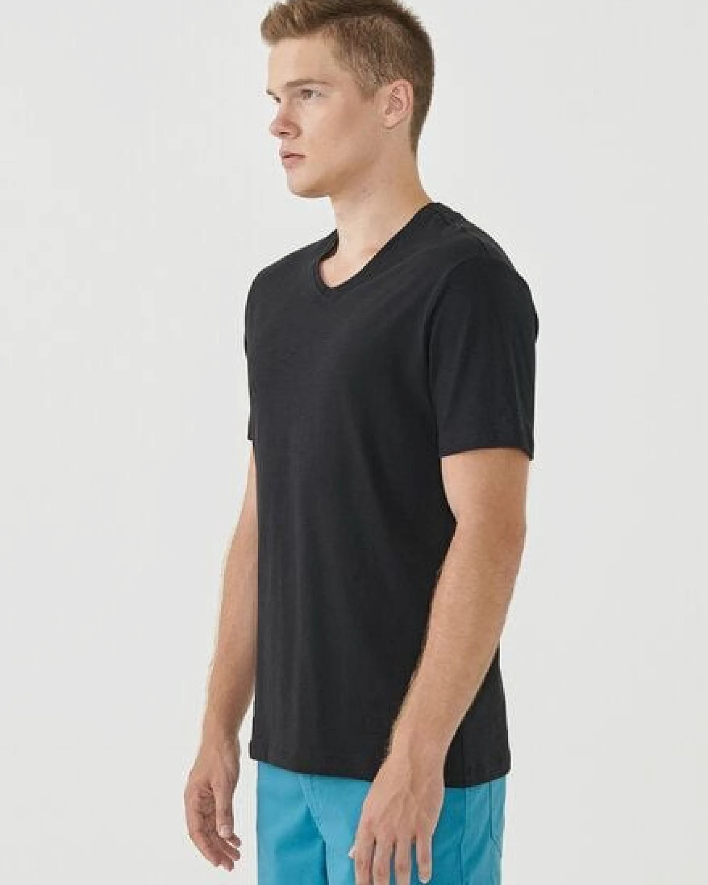 ORGANICATION Basic T-Shirt aus Bio-Baumwolle mit V-Ausschnitt – Ansicht 3