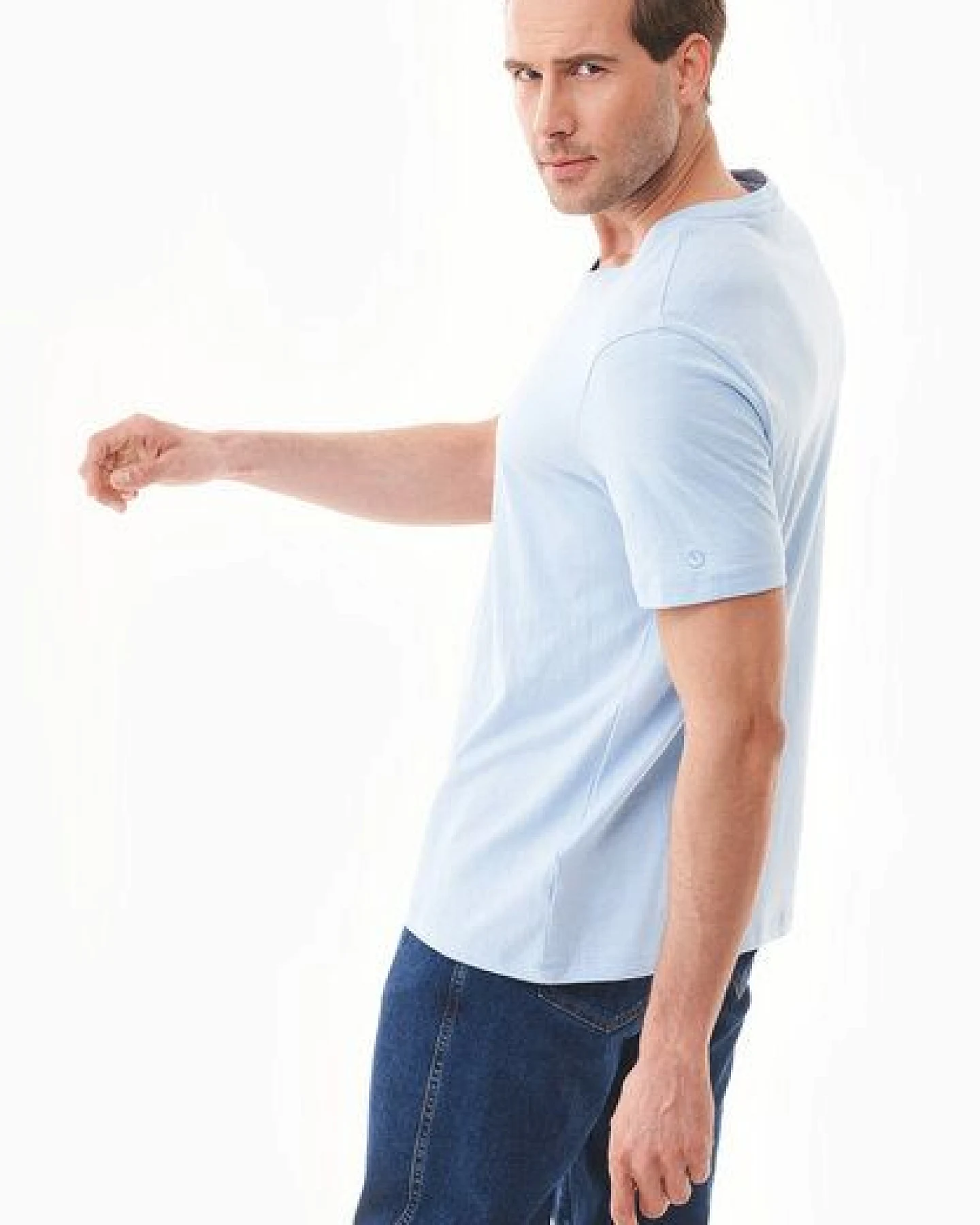 ORGANICATION Basic T-Shirt aus Bio-Baumwolle mit V-Ausschnitt – Ansicht 3