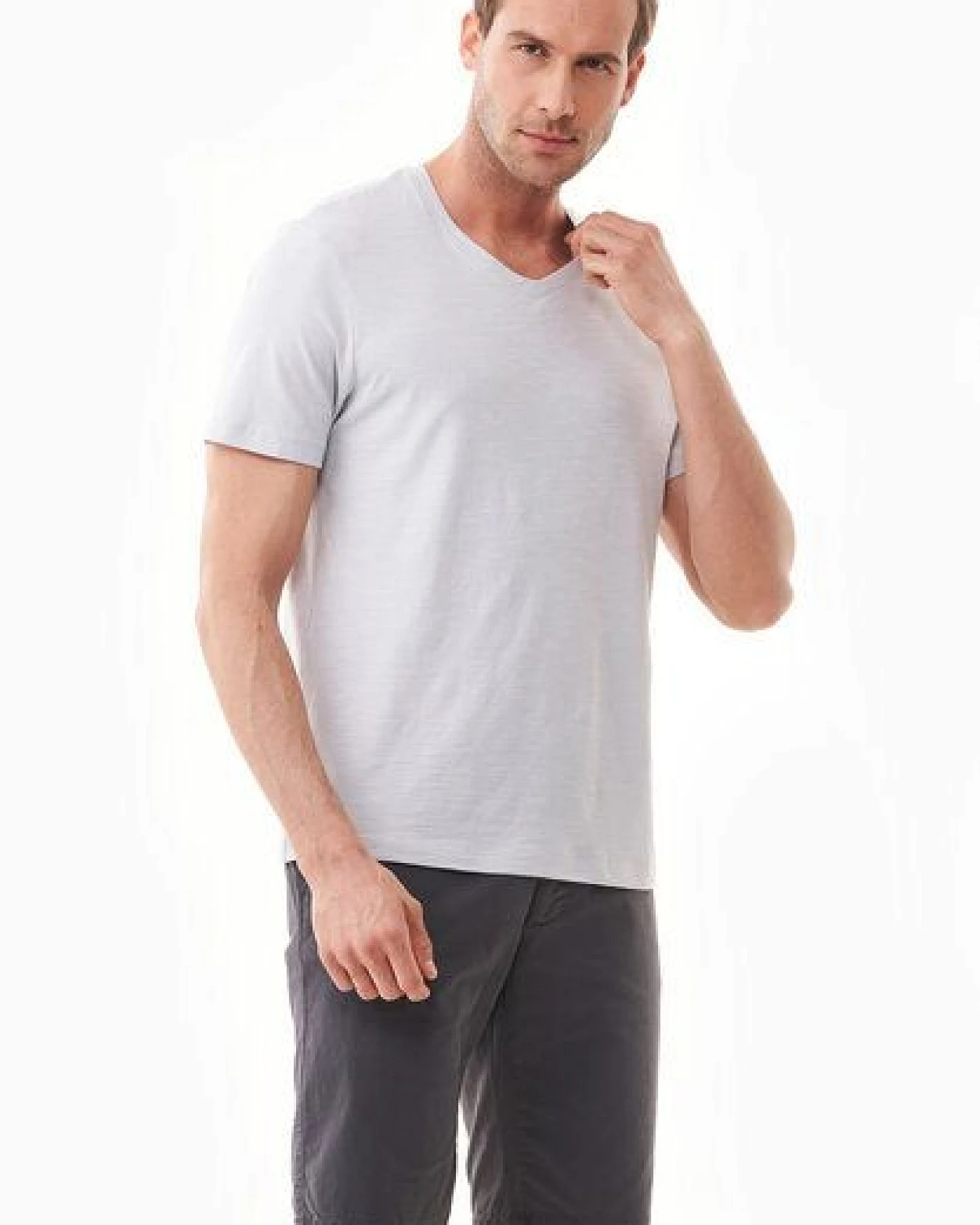 ORGANICATION Basic T-Shirt aus Bio-Baumwolle mit V-Ausschnitt – Ansicht 3