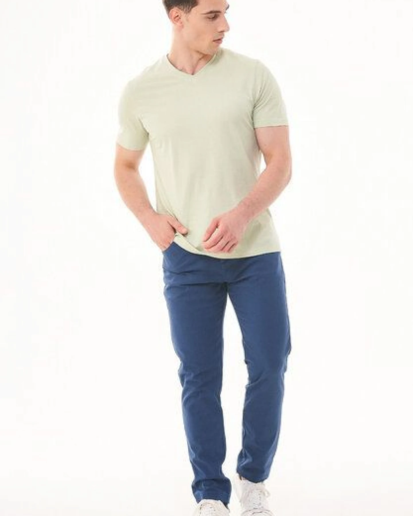 ORGANICATION Basic T-Shirt aus Bio-Baumwolle mit V-Ausschnitt – Ansicht 2