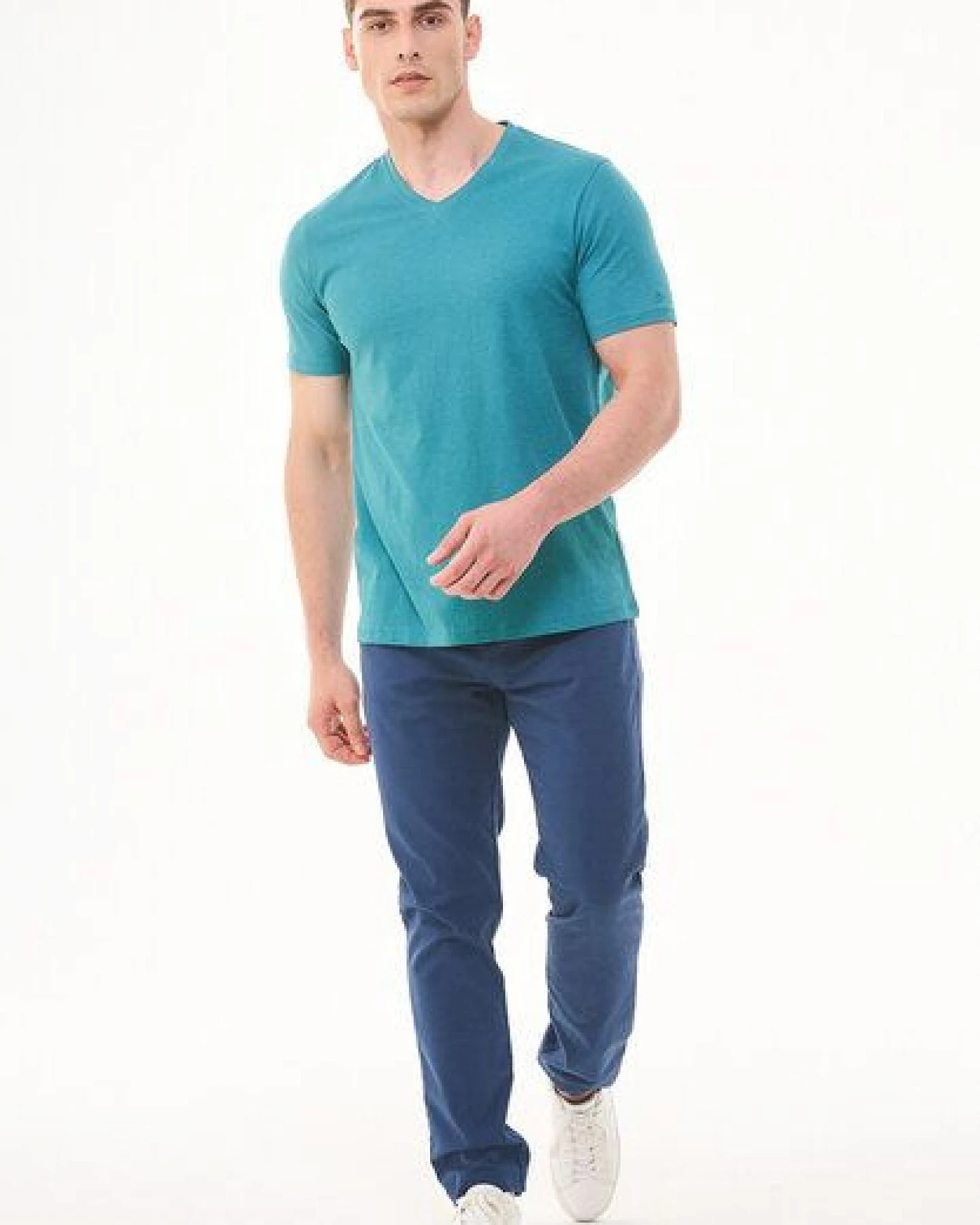 ORGANICATION Basic T-Shirt aus Bio-Baumwolle mit V-Ausschnitt – Ansicht 2