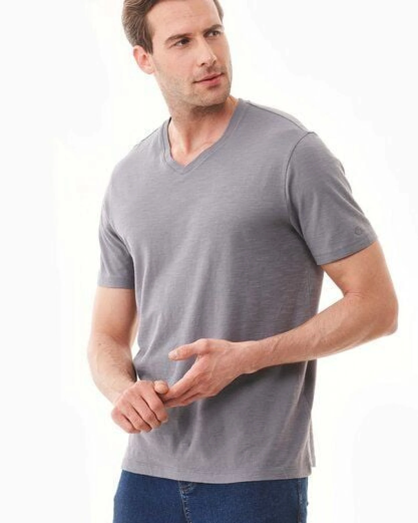 ORGANICATION Basic T-Shirt aus Bio-Baumwolle mit V-Ausschnitt – Ansicht 3