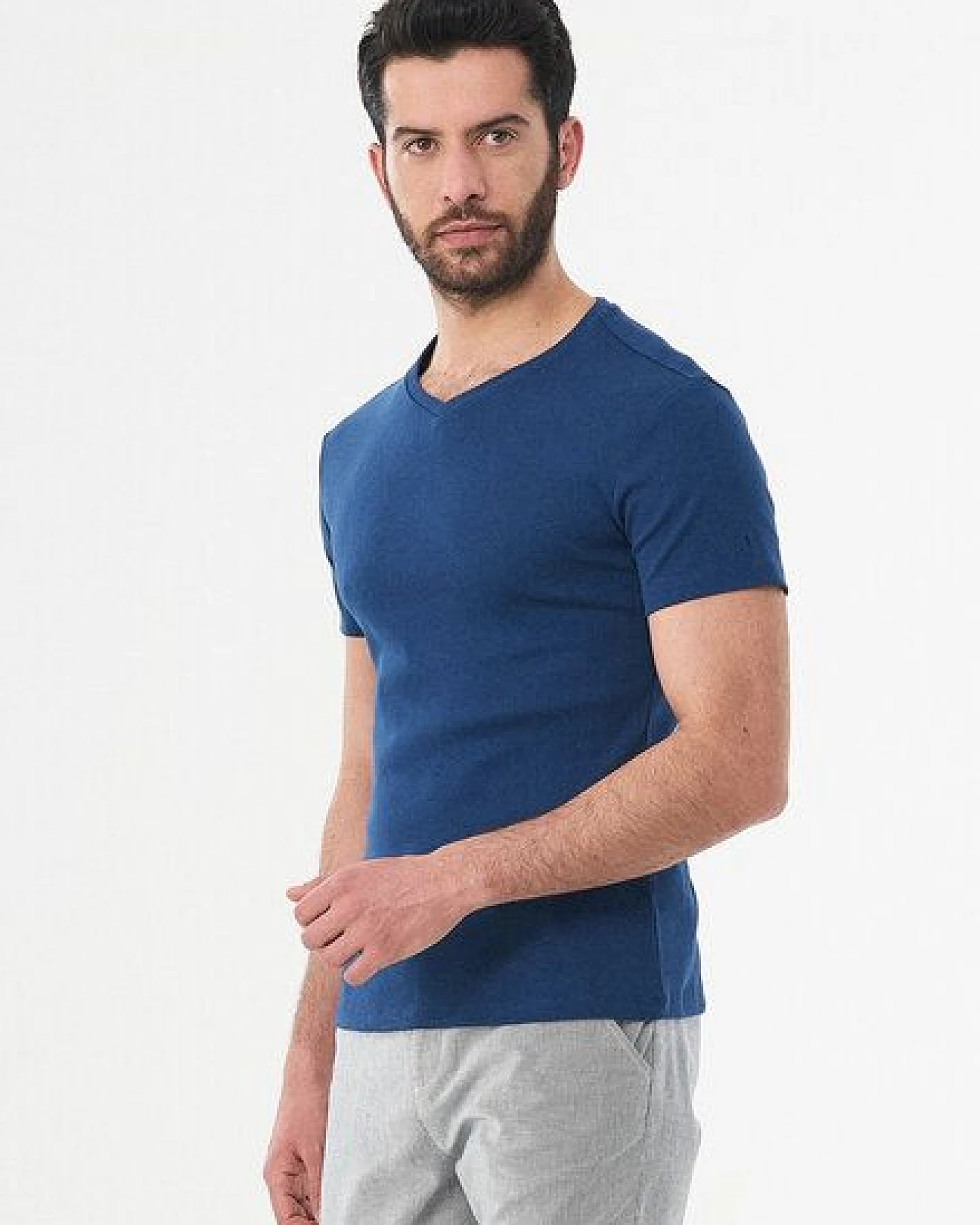 ORGANICATION Geripptes T-Shirt aus Bio-Baumwolle mit V-Ausschnitt – Ansicht 2