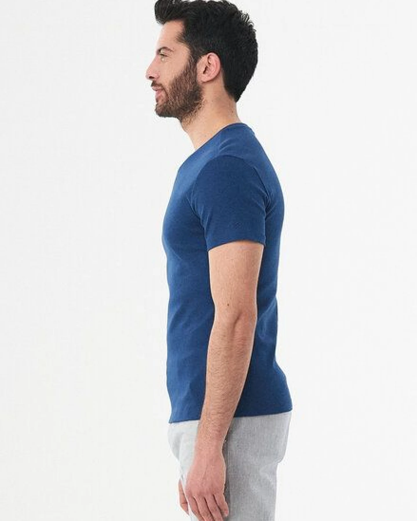 ORGANICATION Geripptes T-Shirt aus Bio-Baumwolle mit V-Ausschnitt – Ansicht 3
