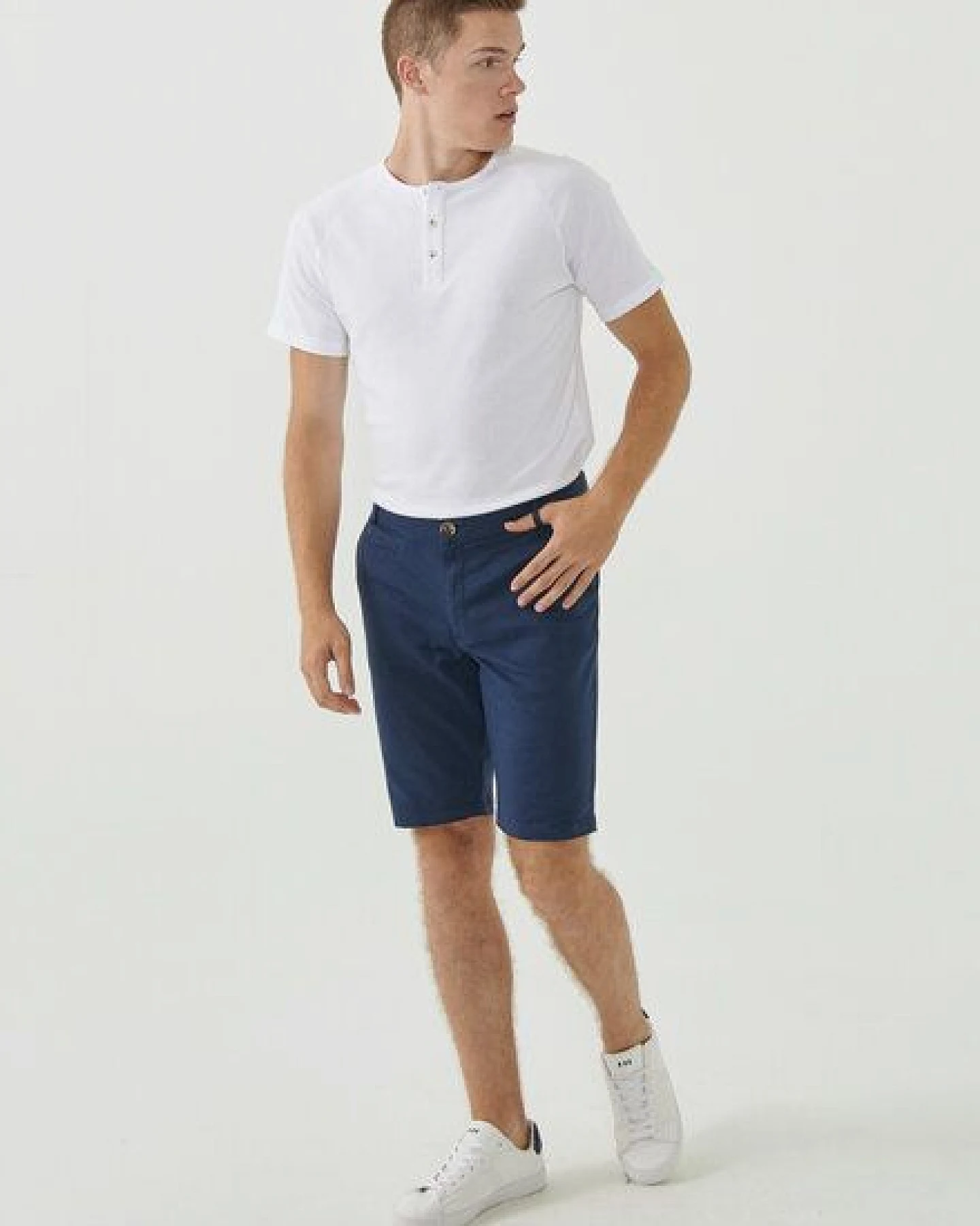 ORGANICATION Slim Chino-Shorts aus Bio-Baumwolle – Ansicht 2