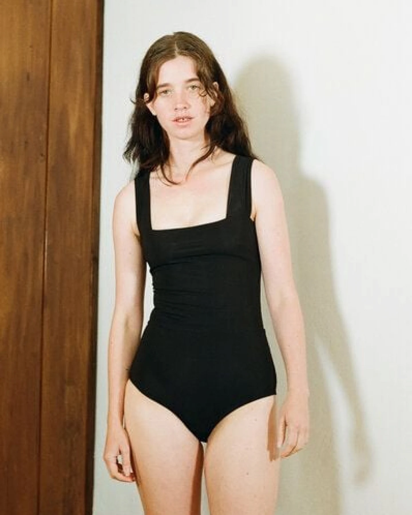 RENDL Swimsuit No.6 - minimalistischer Badeanzug mit breiten Trägern für alle Größen – Ansicht 3