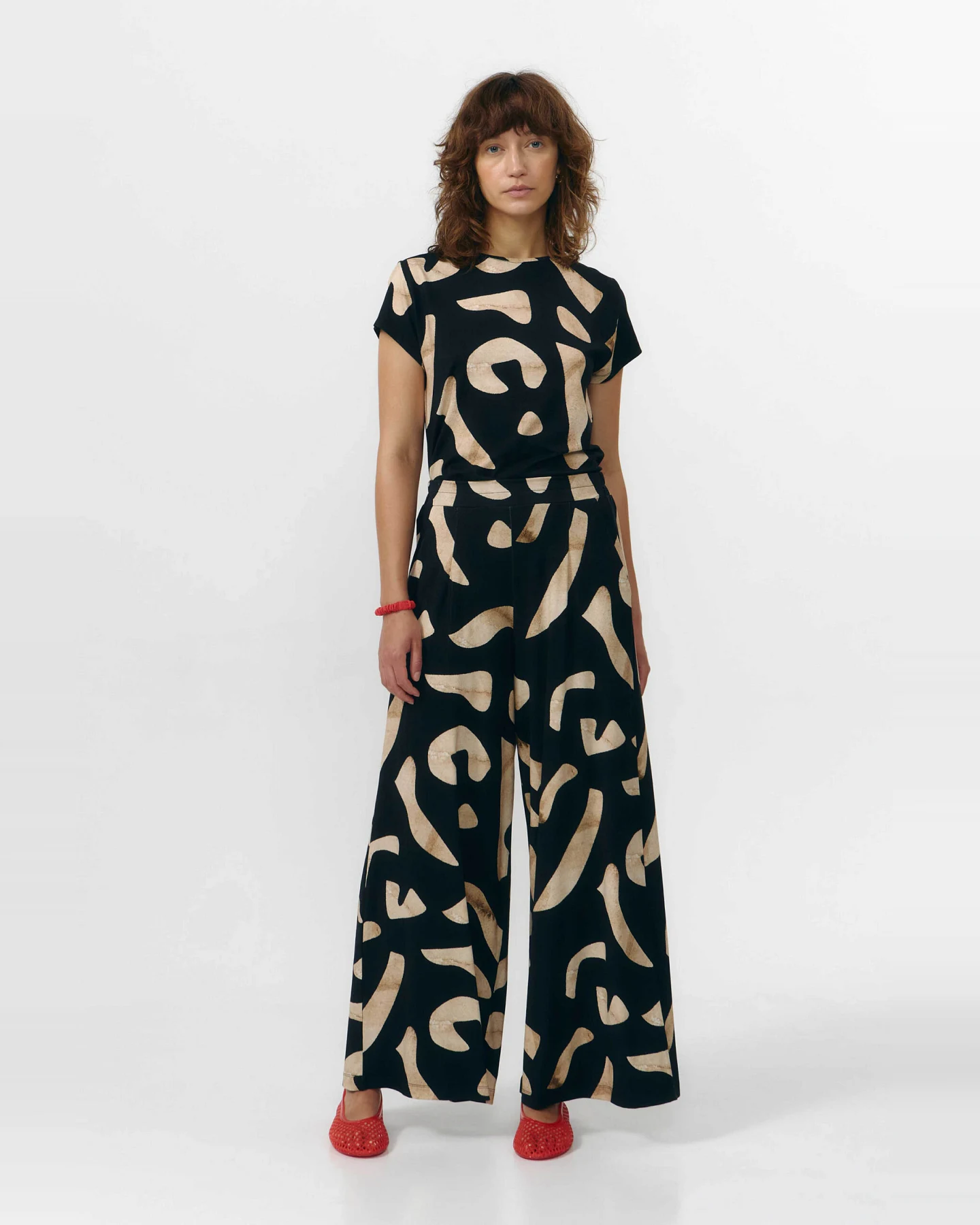 SUITE13LAB Damen vegan Hose Yala Print Stones Schwarz – Ansicht 2