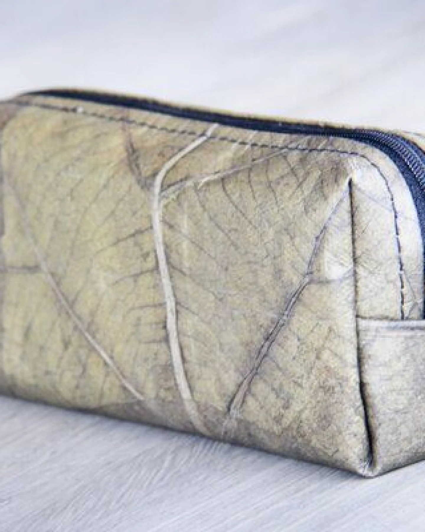 BY COPALA Kosmetik-Tasche / Federmappe aus recycelten Blättern, mit Riemen, Etui handmade und vegan in schwarz /grau – Ansicht 2