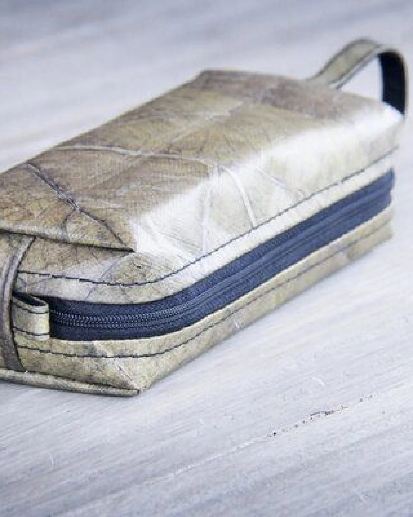 BY COPALA Kosmetik-Tasche / Federmappe aus recycelten Blättern, mit Riemen, Etui handmade und vegan in schwarz /grau – Ansicht 3