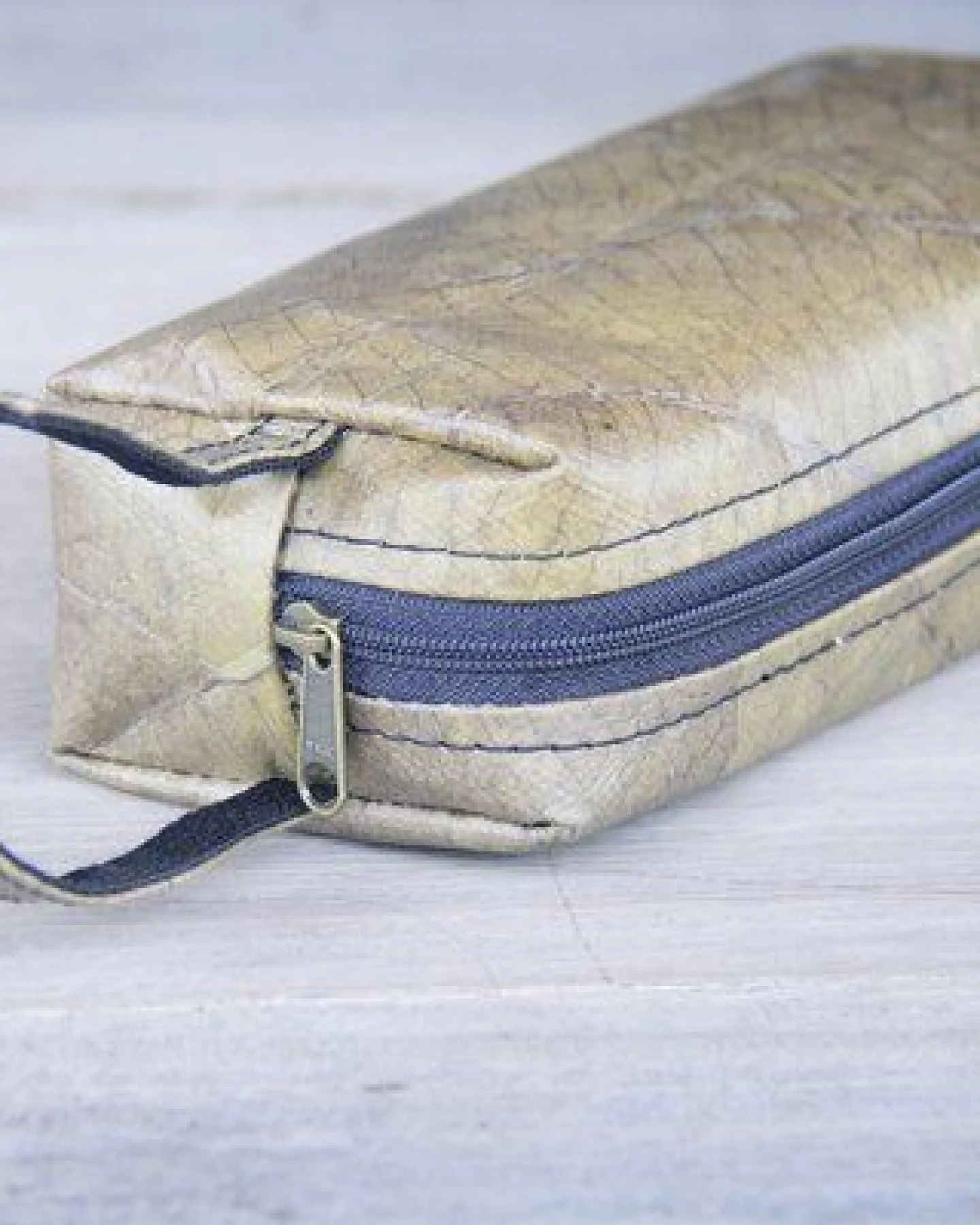 BY COPALA Kosmetik-Tasche / Federmappe aus recycelten Blättern, mit Riemen, Etui handmade und vegan in schwarz /grau – Ansicht 4