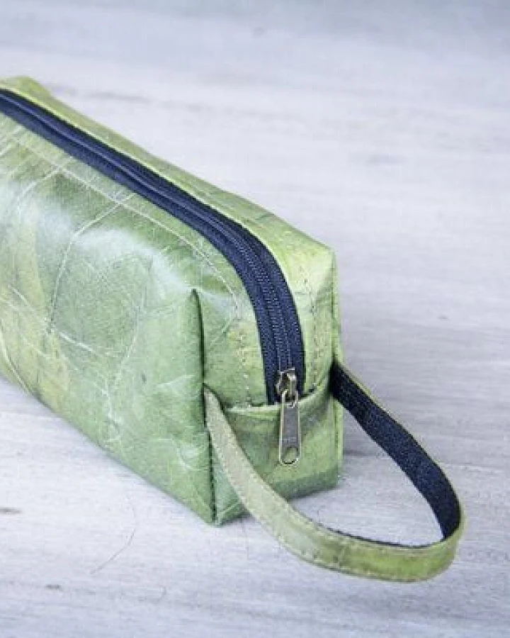 BY COPALA Kosmetik-Tasche / Federmappe aus recycelten Blättern, mit Riemen, Etui handmade und vegan in grün