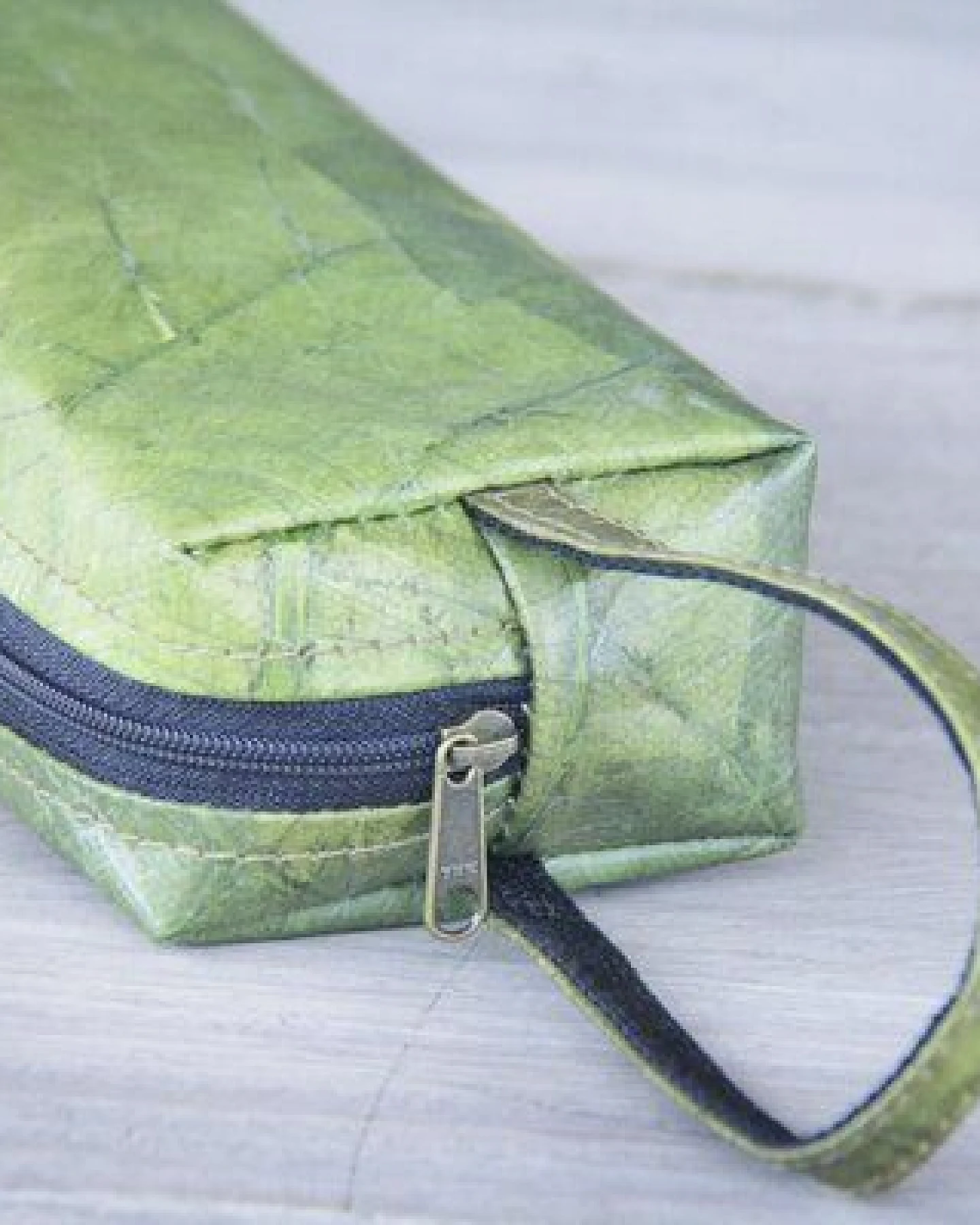 BY COPALA Kosmetik-Tasche / Federmappe aus recycelten Blättern, mit Riemen, Etui handmade und vegan in grün – Ansicht 2