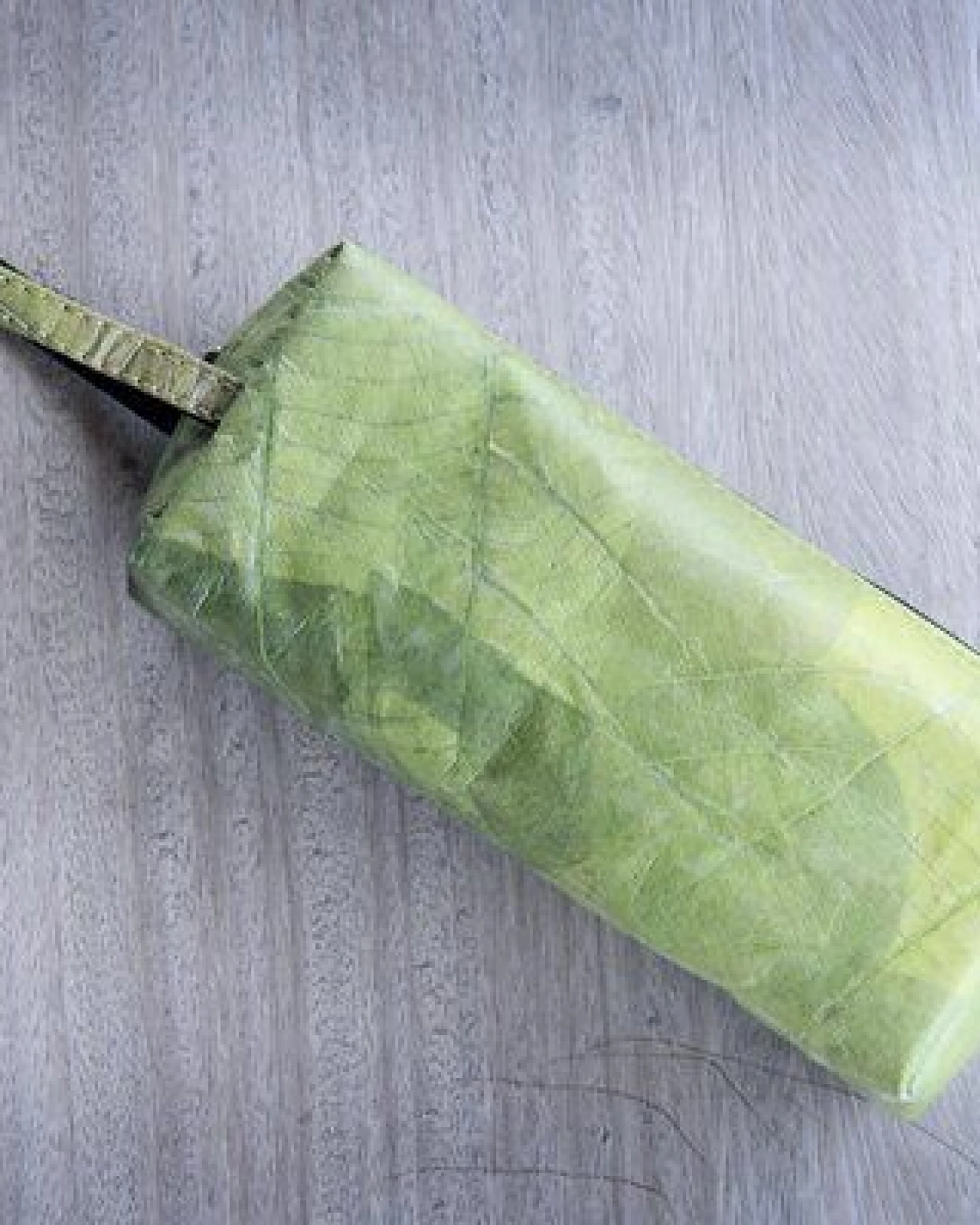 BY COPALA Kosmetik-Tasche / Federmappe aus recycelten Blättern, mit Riemen, Etui handmade und vegan in grün – Ansicht 3