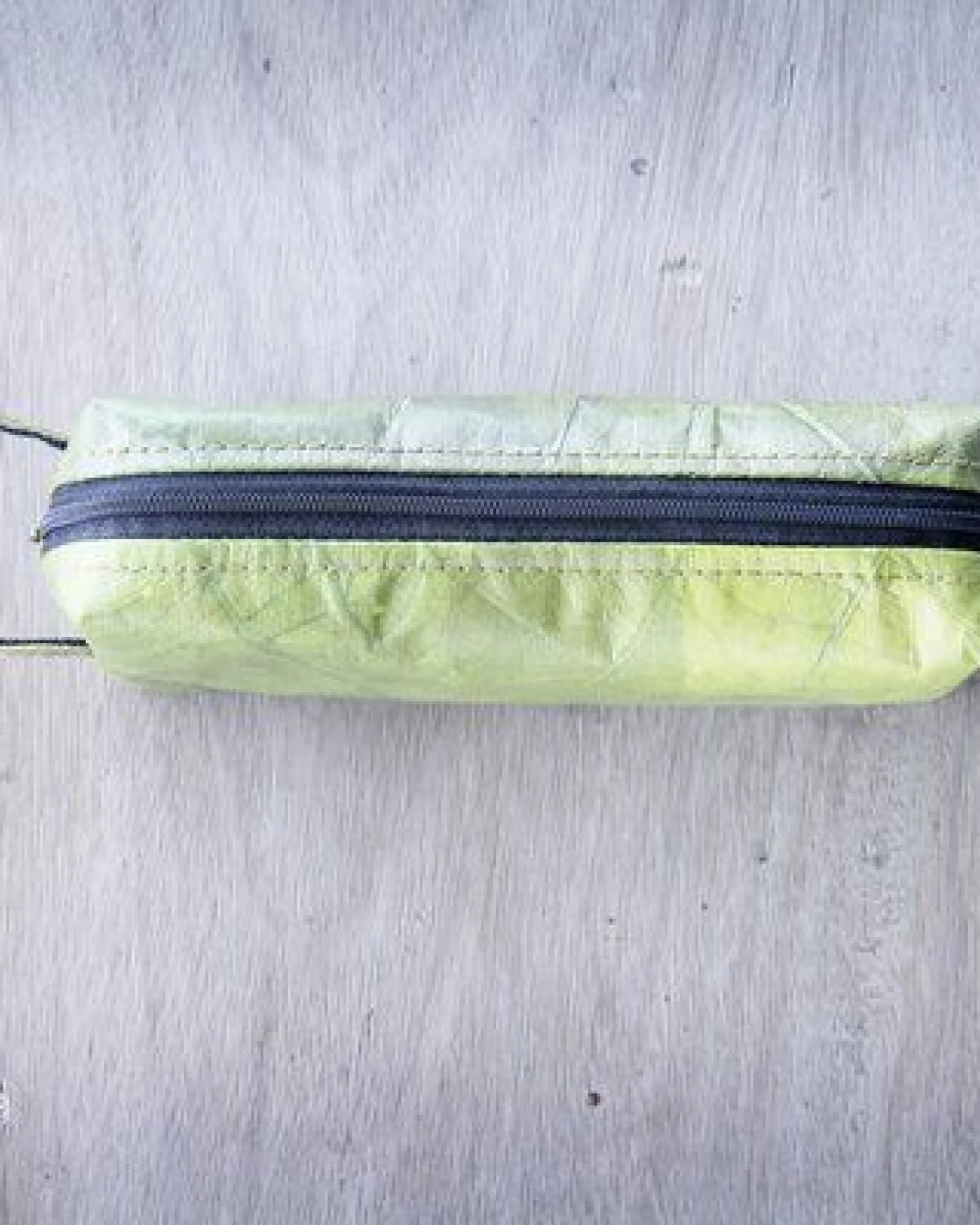 BY COPALA Kosmetik-Tasche / Federmappe aus recycelten Blättern, mit Riemen, Etui handmade und vegan in grün – Ansicht 4