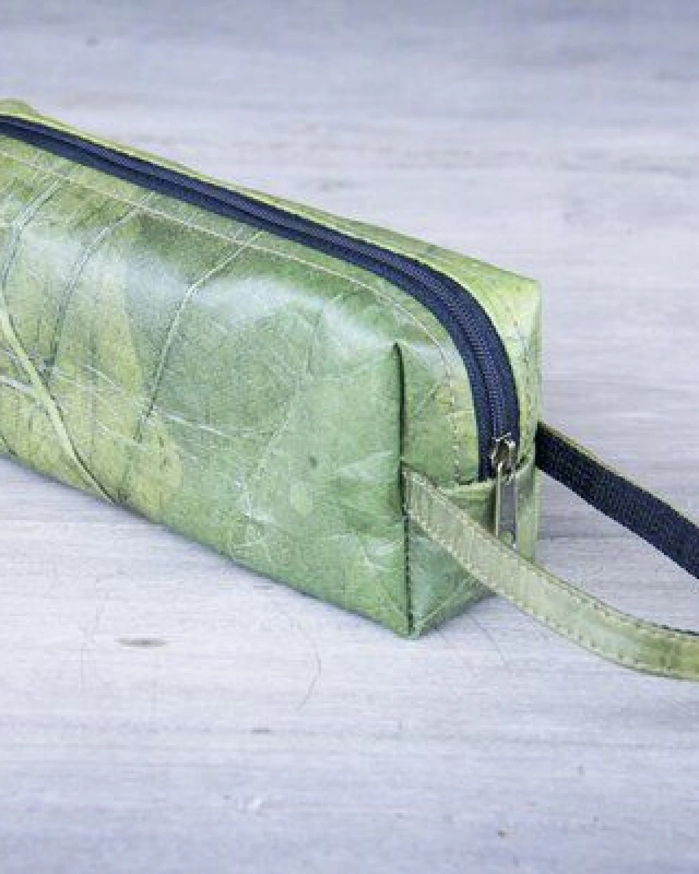 BY COPALA Kosmetik-Tasche / Federmappe aus recycelten Blättern, mit Riemen, Etui handmade und vegan in grün – Ansicht 2