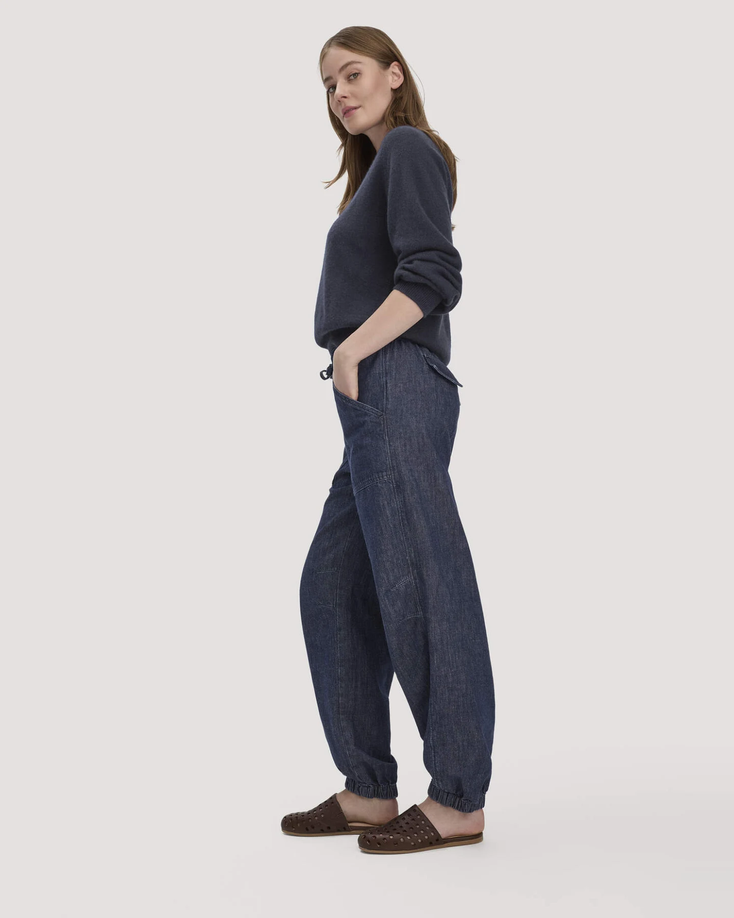 hessnatur Damen Jeans Soft Utility aus Bio-Denim mit Kapok - blau - Größe 46 – Ansicht 4