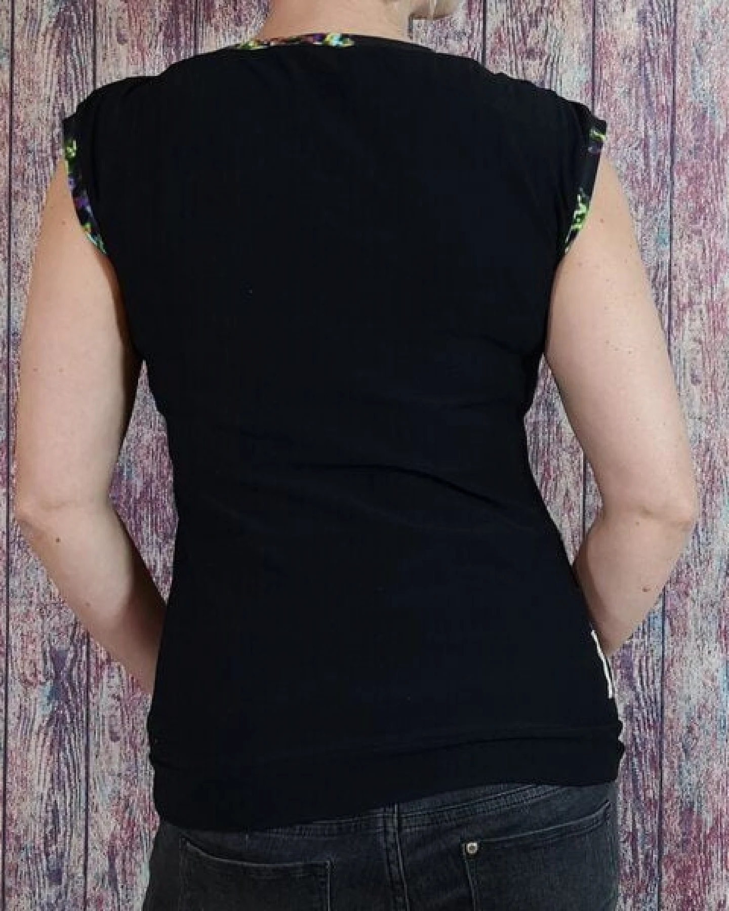 liebewicht Bio Jersey Shirt mit U-Boot Ausschnitt schwarz neon – Ansicht 4