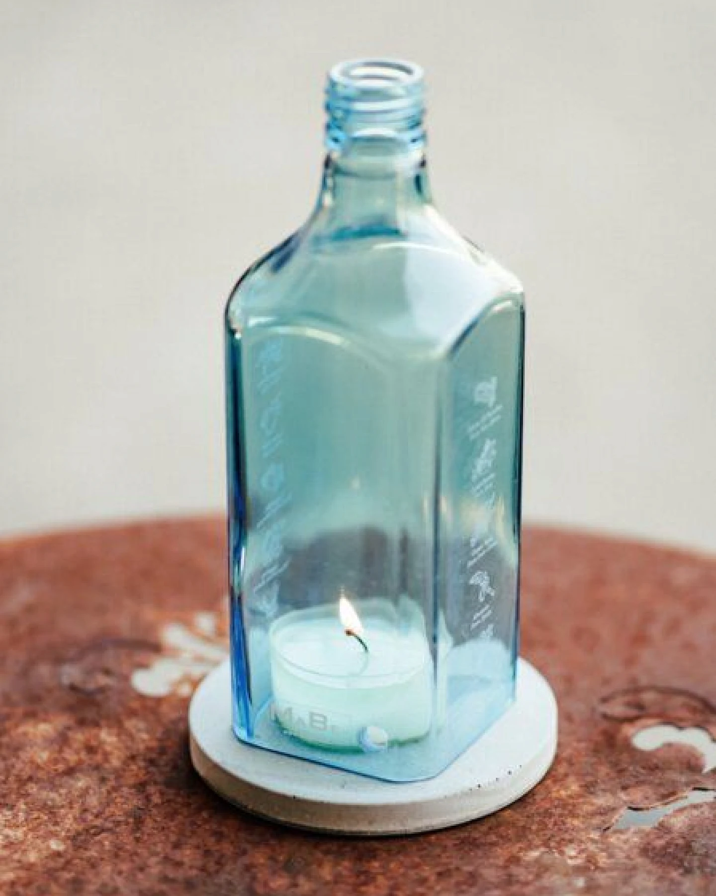 MaBe WINDLICHT aus der wunderbaren zartblauen Gin Flasche - Bombay – Ansicht 2
