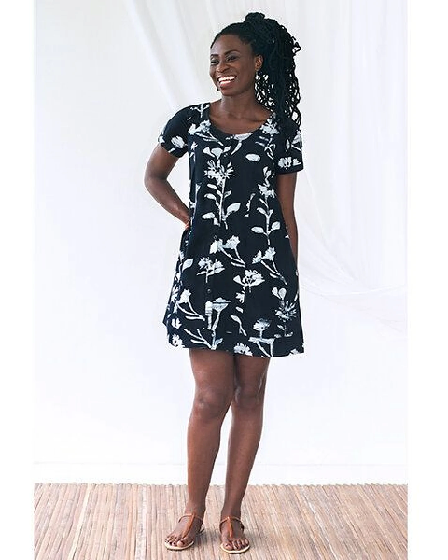 Global Mamas Bio Kleid - BUTTON FRONT - Wildflower Schwarz – Ansicht 2