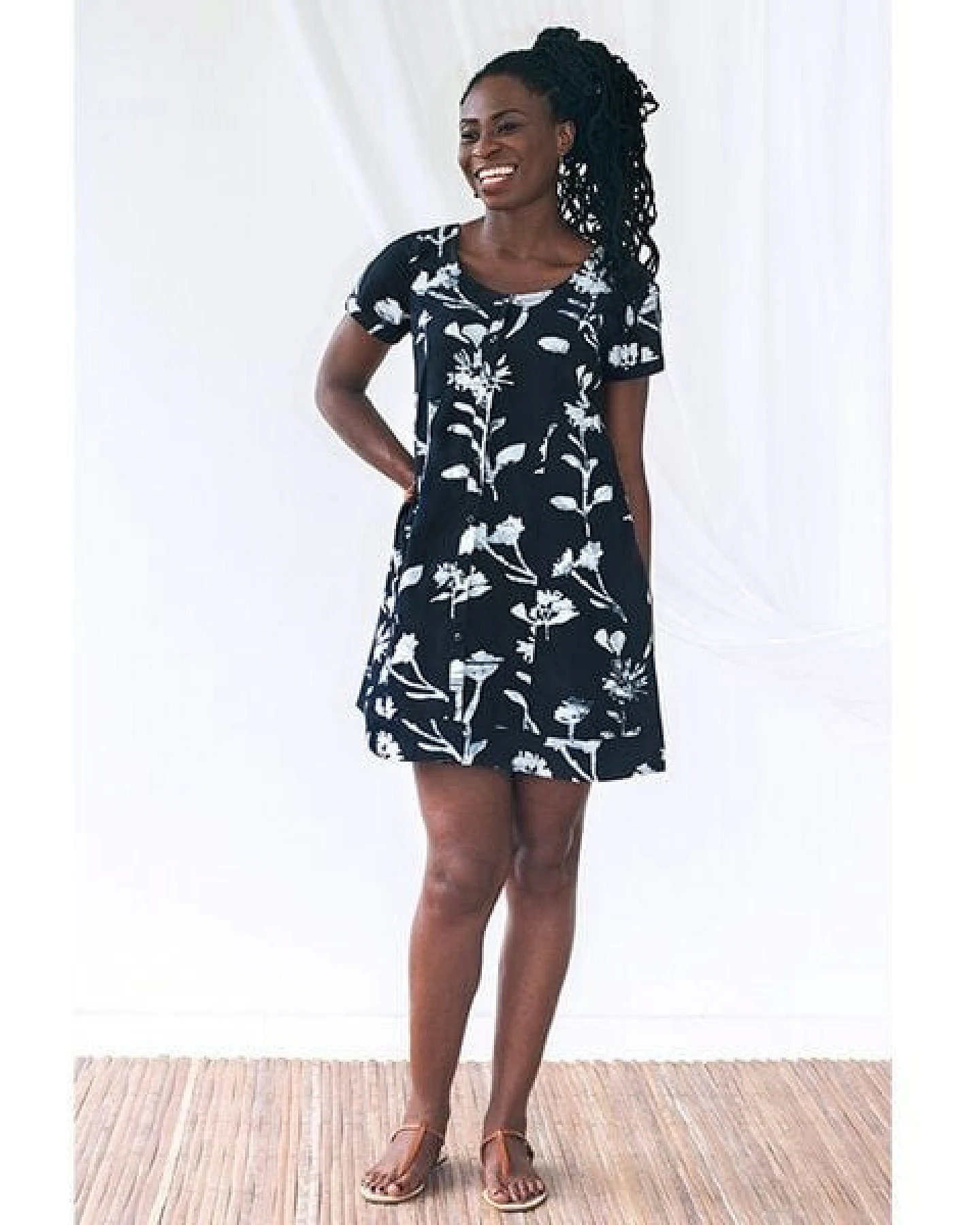 Global Mamas Bio Kleid - BUTTON FRONT - Wildflower Schwarz – Ansicht 2