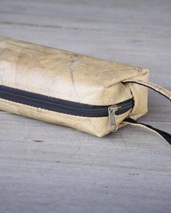 BY COPALA Kosmetik-Tasche / Federmappe aus recycelten Blättern, mit Riemen, Etui handmade und vegan (Natur)