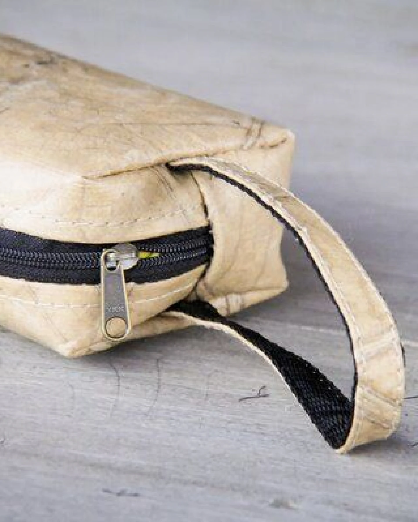 BY COPALA Kosmetik-Tasche / Federmappe aus recycelten Blättern, mit Riemen, Etui handmade und vegan (Natur) – Ansicht 2