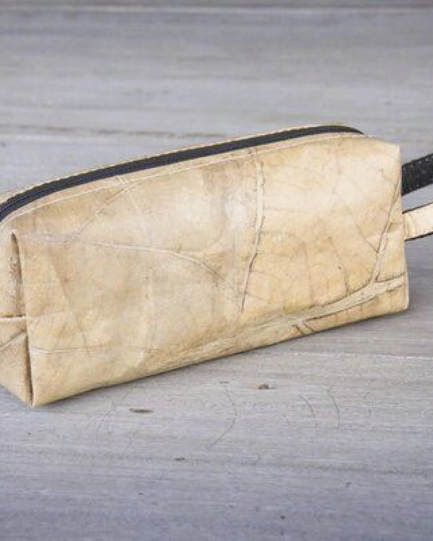 BY COPALA Kosmetik-Tasche / Federmappe aus recycelten Blättern, mit Riemen, Etui handmade und vegan (Natur) – Ansicht 3