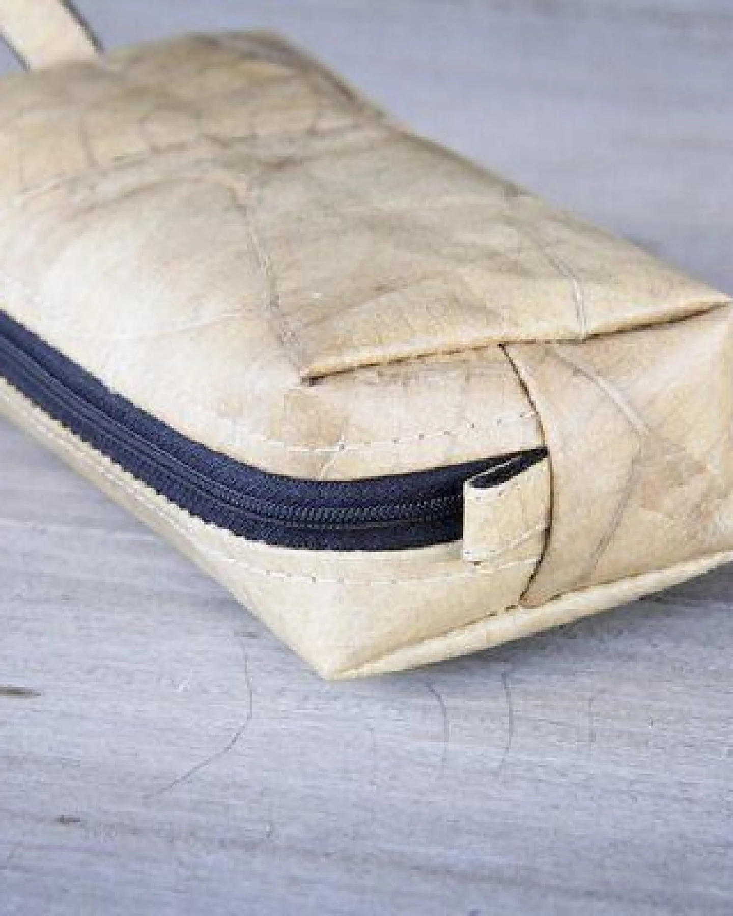 BY COPALA Kosmetik-Tasche / Federmappe aus recycelten Blättern, mit Riemen, Etui handmade und vegan (Natur) – Ansicht 4