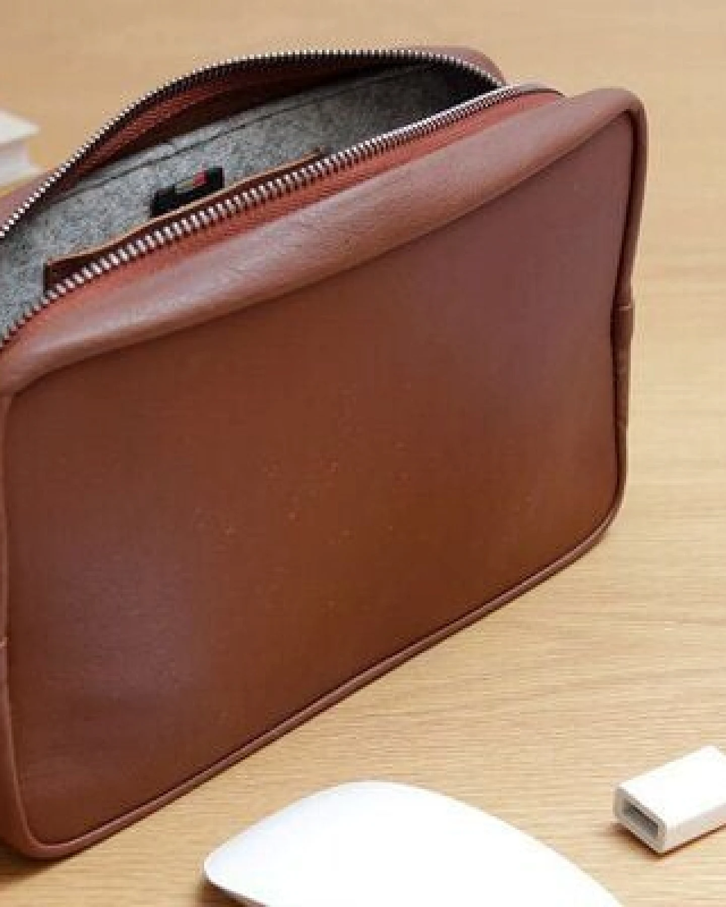 Pack & Smooch Kabeltasche, Zubehörtasche "Longford" aus Leder für Kabel, Magic Maus, USB, SD Karten – Ansicht 4