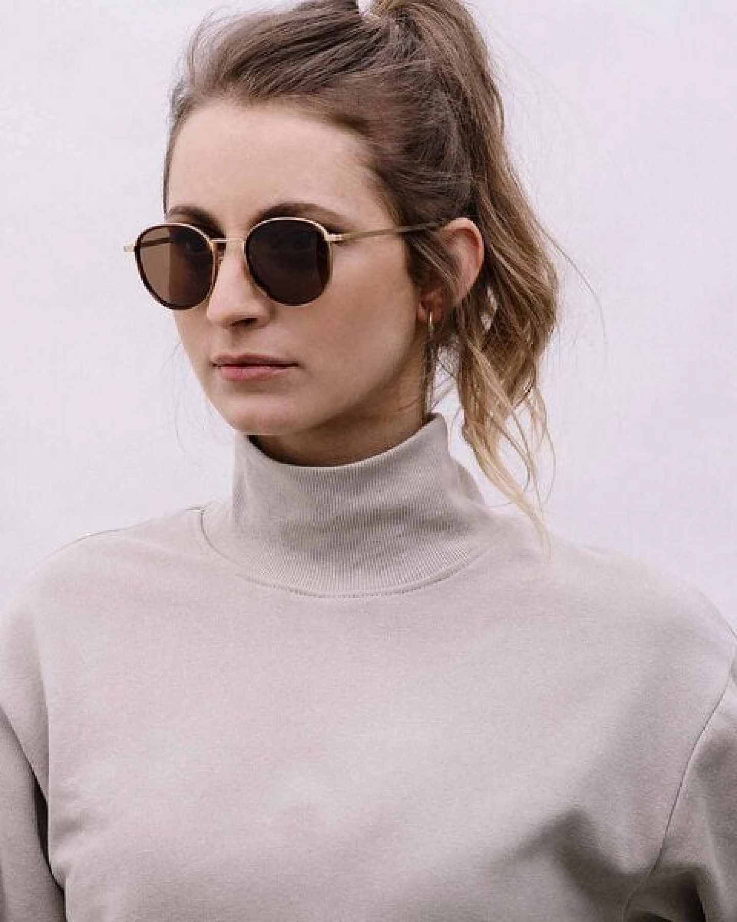TAKE A SHOT Runde Sonnenbrille aus Edelstahl mit ECO Acetate - Ada Kollektion – Ansicht 4
