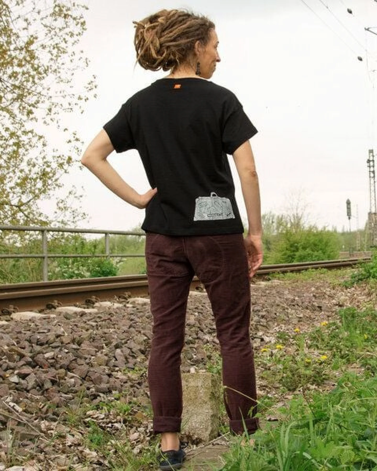 Cmig Reisekoffer T-Shirt für Damen in schwarz – Ansicht 4